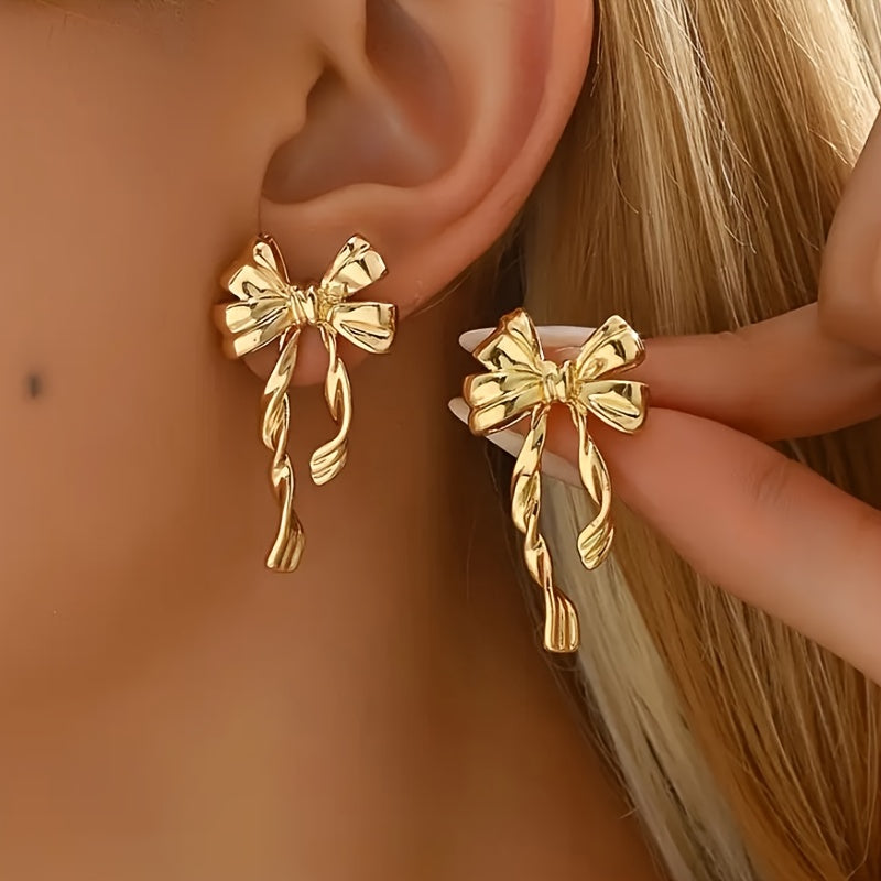 Paire de boucles d’oreilles bohèmes élégantes pour femme – nœud doré avec chaîne délicate, plaqué or KC, bijoux fins pour usage quotidien, soirées et vacances, cadeau polyvalent toute l’année pour Thanksgiving ou anniversaire