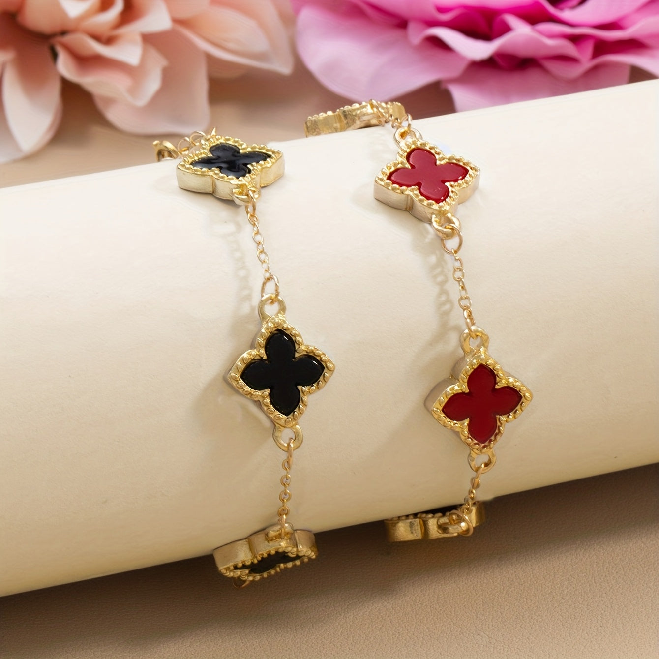 Lot de 2 Bracelets Chanceux Trèfle – Simples et Stylés, Accompagnés de Bracelets Multi-Couches Blanc et Noir, Idéal pour le Quotidien, Cérémonies de Remise de Diplômes, Rentrée Scolaire, Saint-Valentin, Fête des Mères et Cadeaux