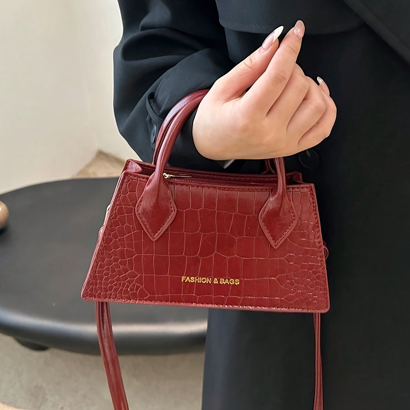 Sac à Main– Petit Sac Élégant avec Finitions Dorées, Sangle Réglable, Fermeture Éclair, Sac Décontracté Lavable pour Voyage et Quotidien, Sans Entretien