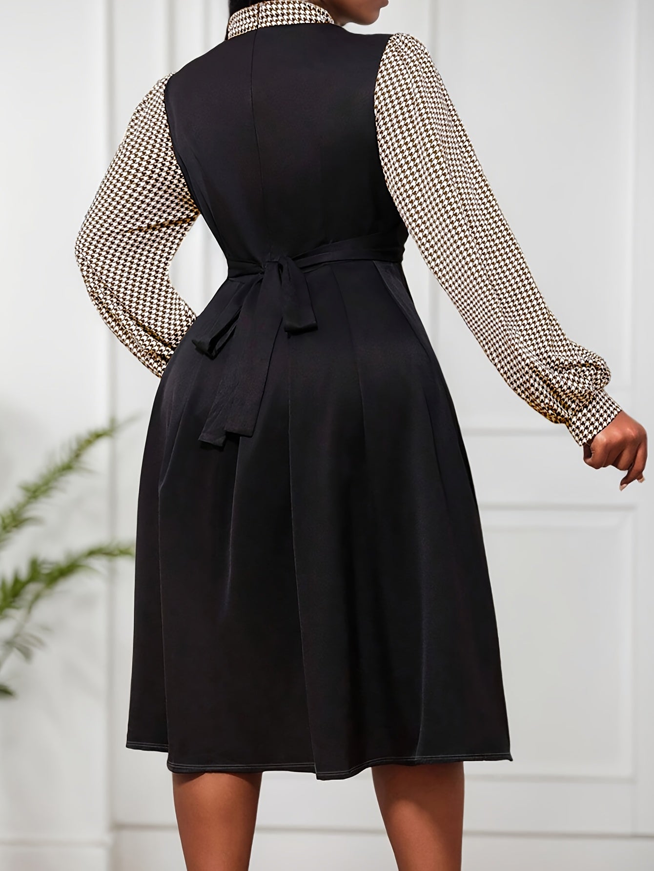 Plus Size - Plus-Size Women'S Elegant Houndstooth Patchwork Long-Sleeve Dress with a Bow Tie And Cinched Waist.