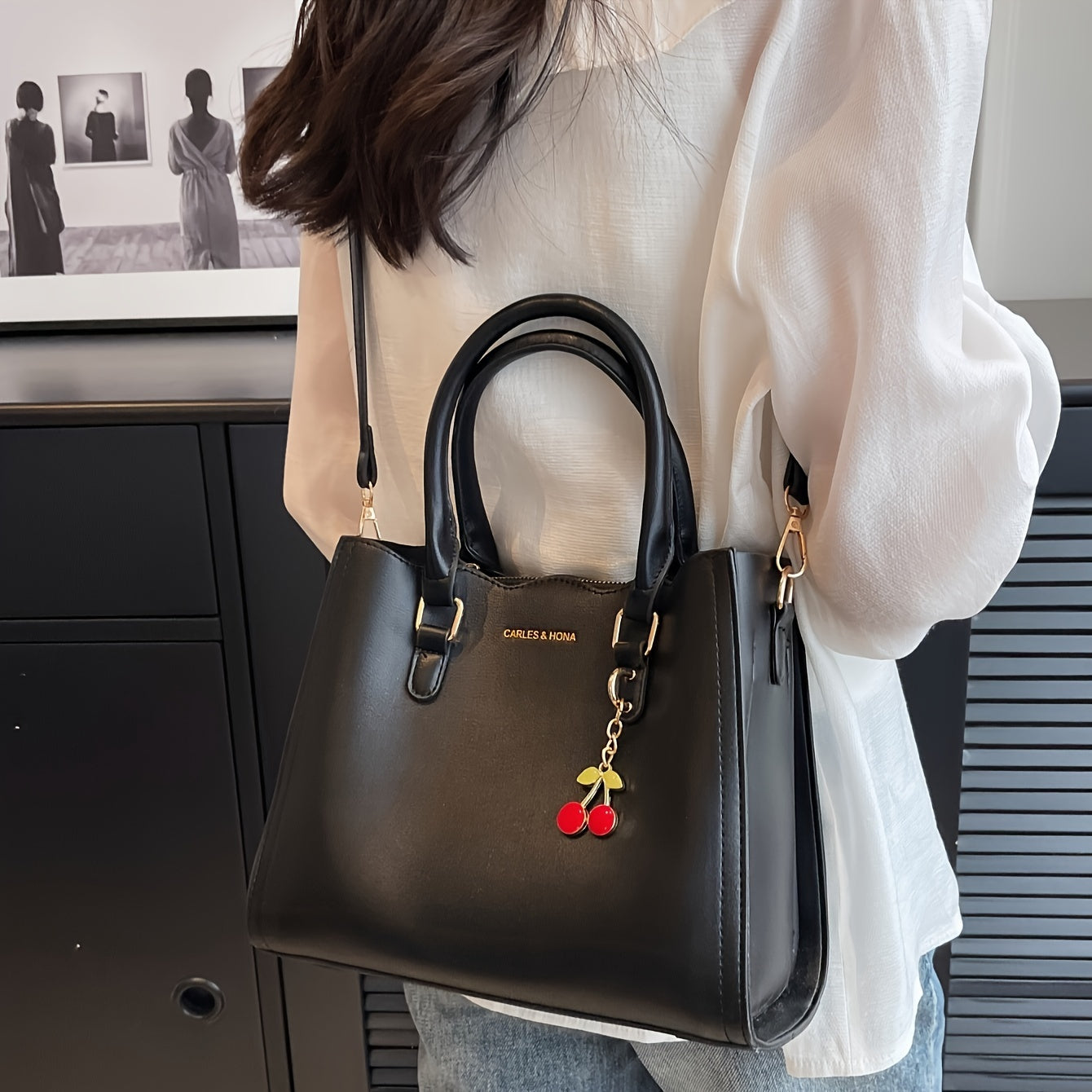 Sac bandoulière noir chic avec charme cerise – bandoulière longue, fermeture magnétique