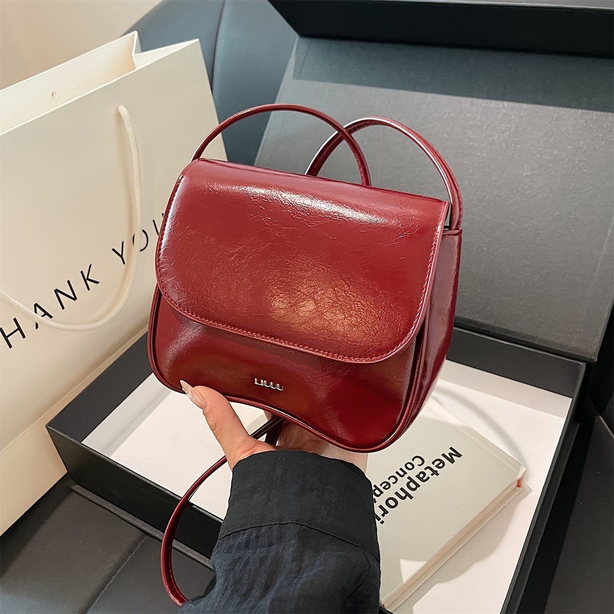 Sac bandoulière rouge élégant pour femmes – petit format carré avec poche pour téléphone, durable et décontracté, bandoulière réglable 100 cm, doublure polyester, parfait pour trajets quotidiens