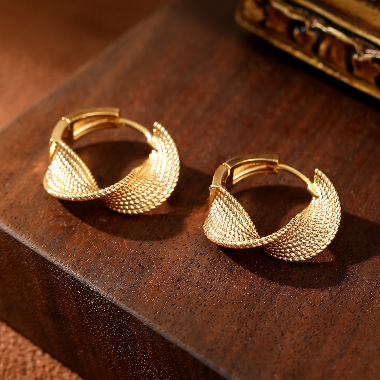 Paire de boucles d’oreilles créoles dorées texturées pour femme – design unique entrelacé, tiges en acier inoxydable, parfaites pour un usage quotidien ou comme cadeau, bijoux quotidiens | design chic | cuivre plaqué or