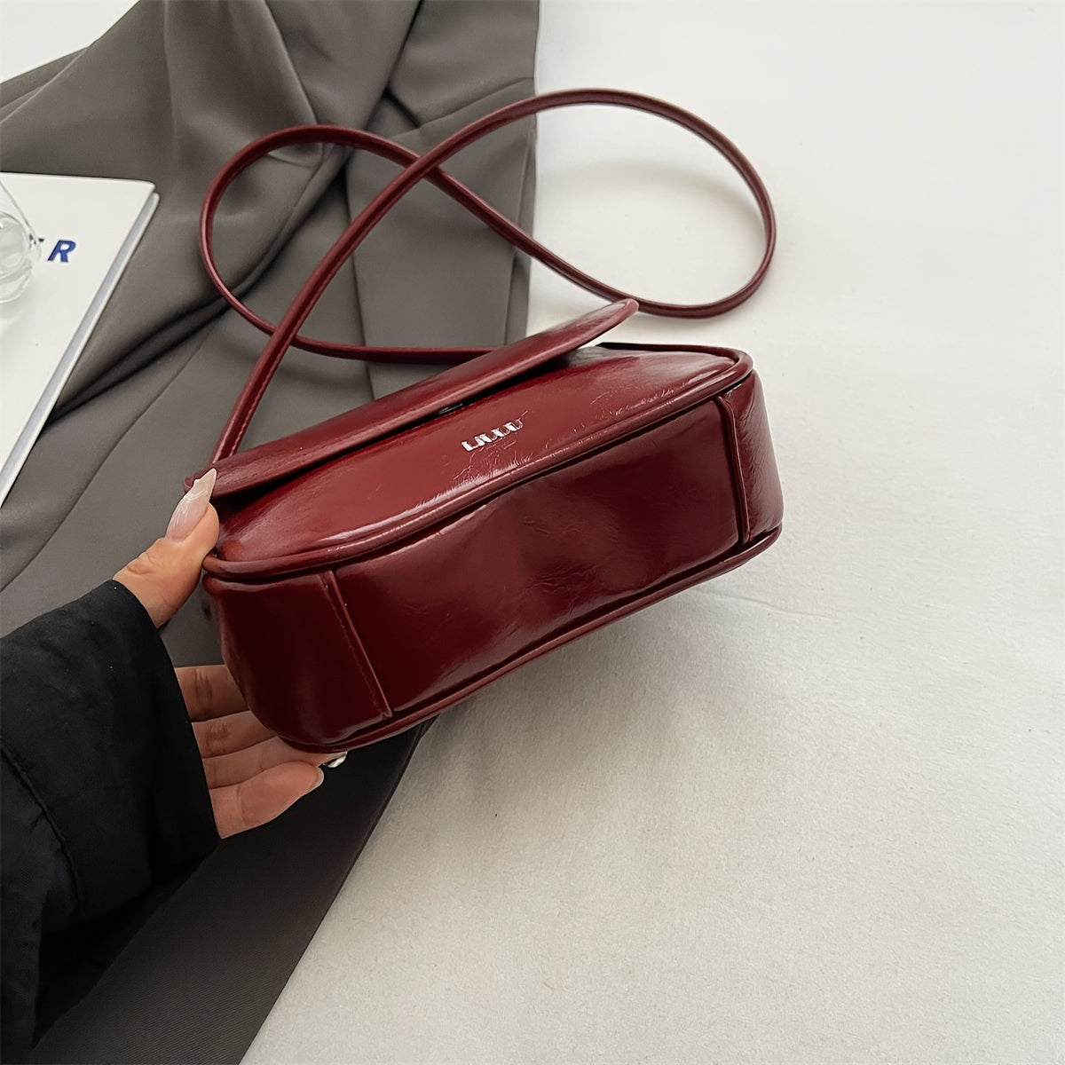 Sac bandoulière rouge élégant pour femmes – petit format carré avec poche pour téléphone, durable et décontracté, bandoulière réglable 100 cm, doublure polyester, parfait pour trajets quotidiens