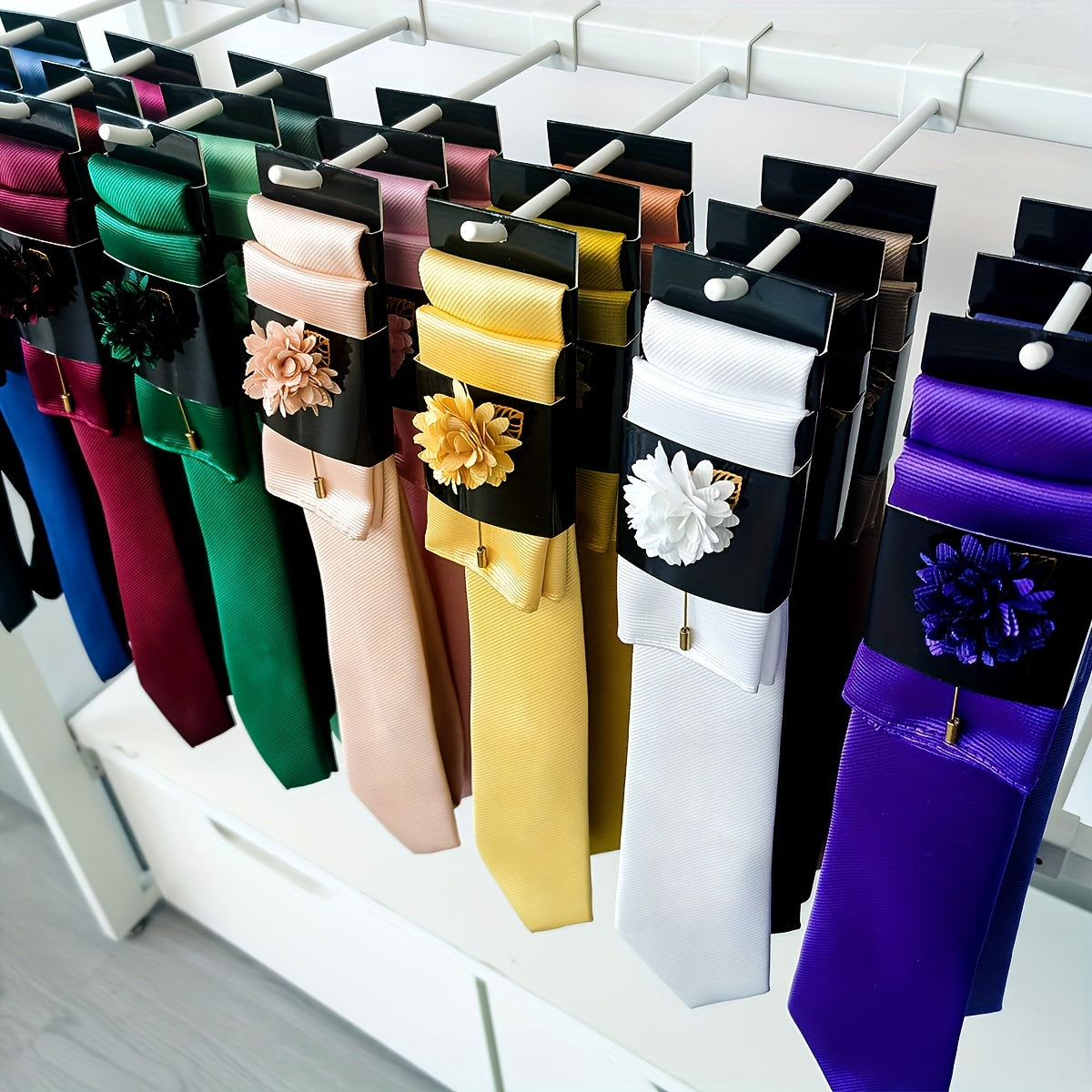 Lot de 3 Accessoires Homme – Cravate, Pochette & Broche Classiques