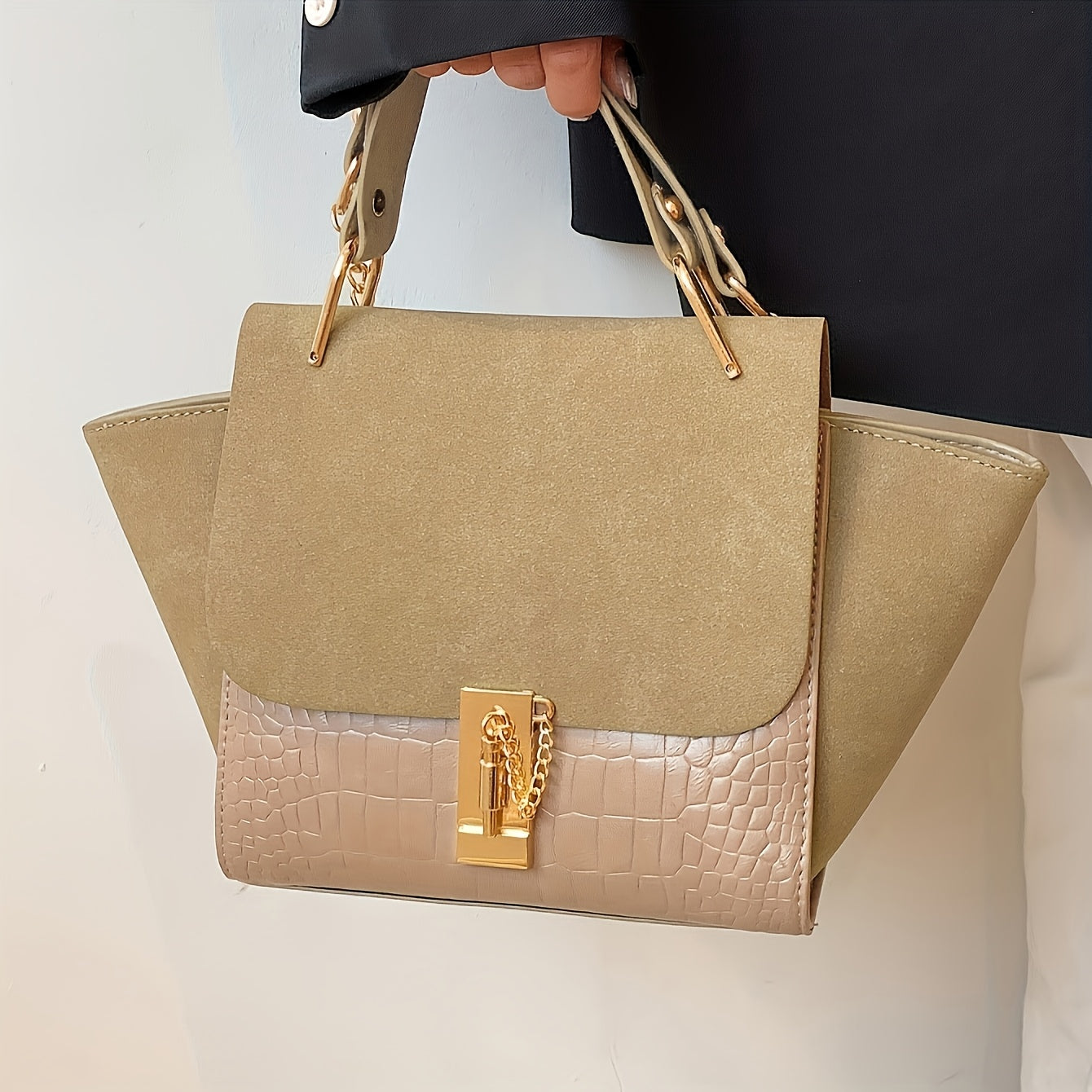 Sac femme élégant kaki avec détails dorés, fermeture tourniquet, bandoulière amovible