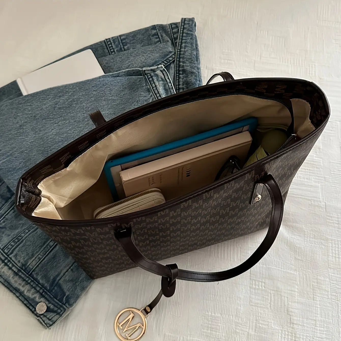 Sac Cabas Femme Vintage – Grande Capacité, Fermeture Éclair, Sac à Main avec Bandoulière Fixe, Design Monogramme Élégant en Marron Café/Noir, Doublure en Polyester, Idéal pour Quotidien