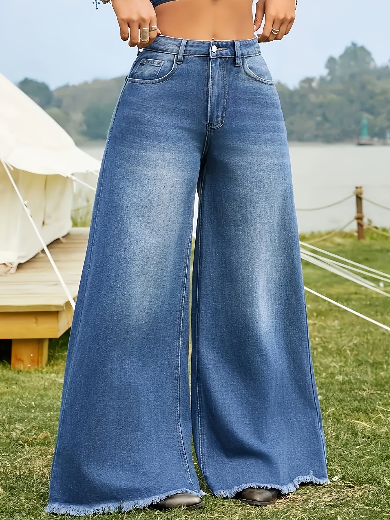 Jean femme taille haute – coupe large décontractée, denim bleu classique, bords effilochés, style élégant pour travail et tenue casual