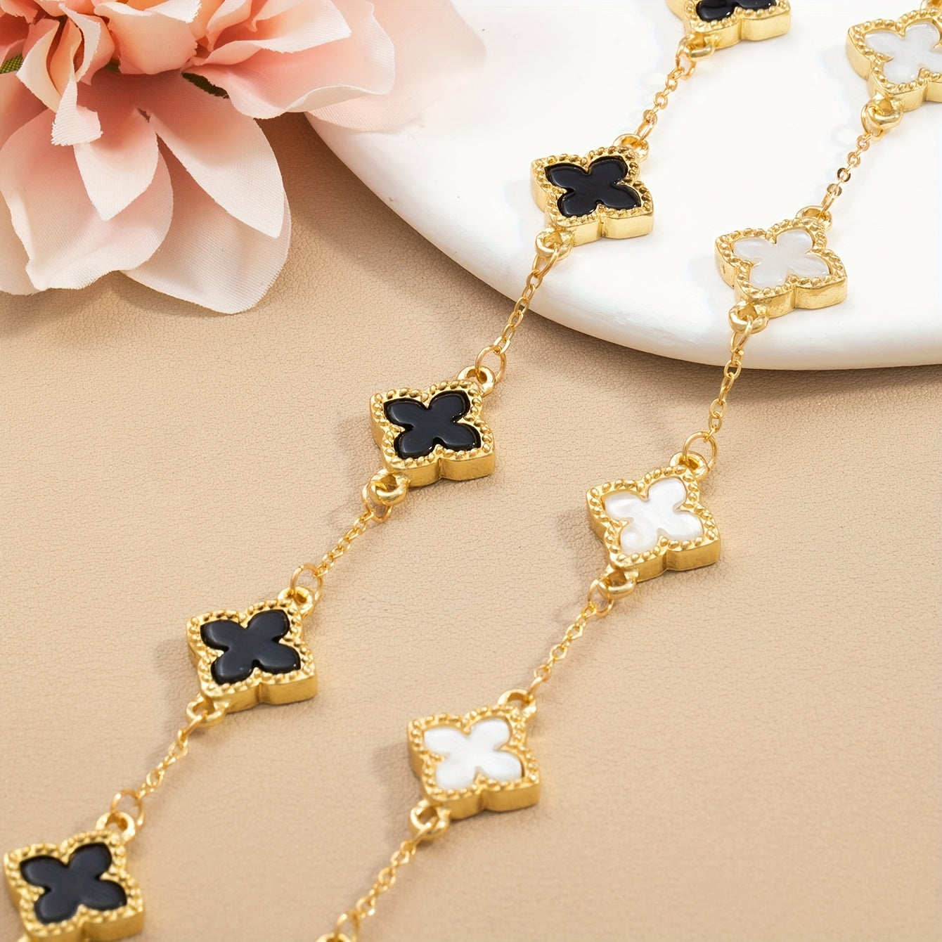 2 bracelets trèfle chanceux simples et stylés (2 pcs/set), accompagnés de bracelets à chaînes multi-couches blanc et noir, adaptés au quotidien, pour la remise des diplômes, la rentrée, la Saint-Valentin, la fête des mères, cadeaux, etc.