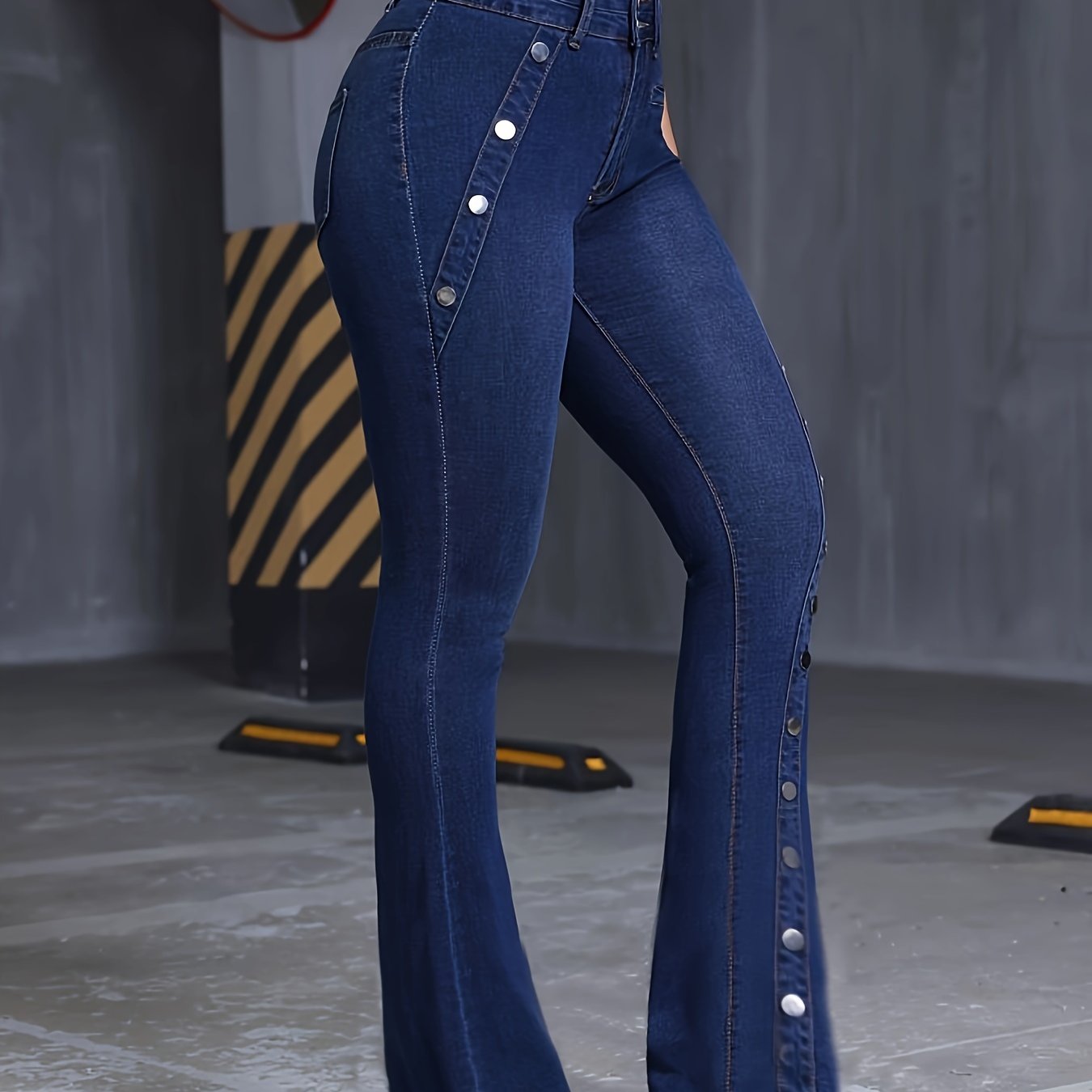 Jean élégant à poches incurvées pour femme, pantalon en denim extensible et multifonctionnel à jambes évasées avec plusieurs boutons, coupe slim