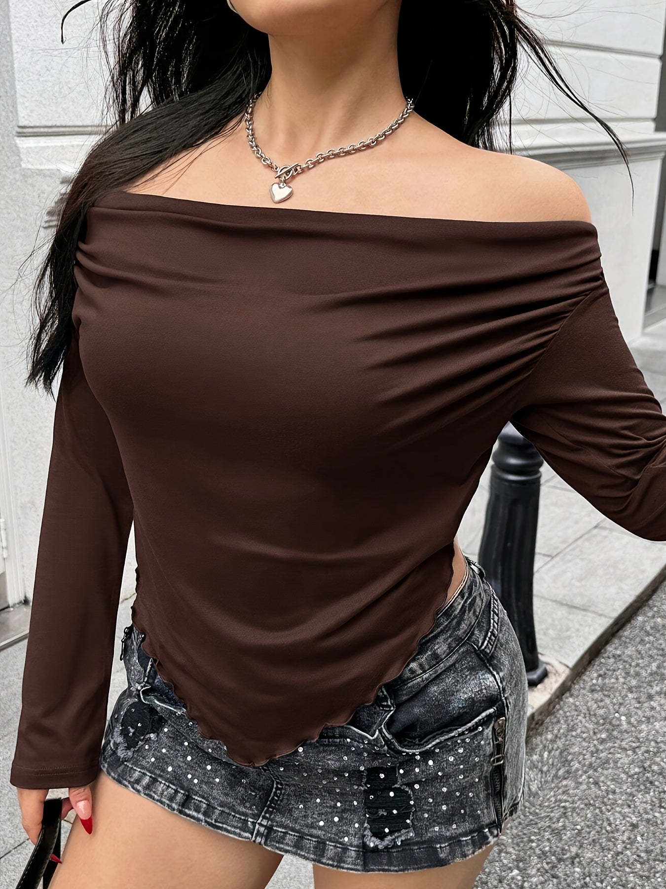 T-shirt oversize pour femmes – top manches longues à ourlet asymétrique marron, tenues décontractées ou formelles, essentiel superposition automne/hiver, design élégant, couture de qualité, blouse tendance