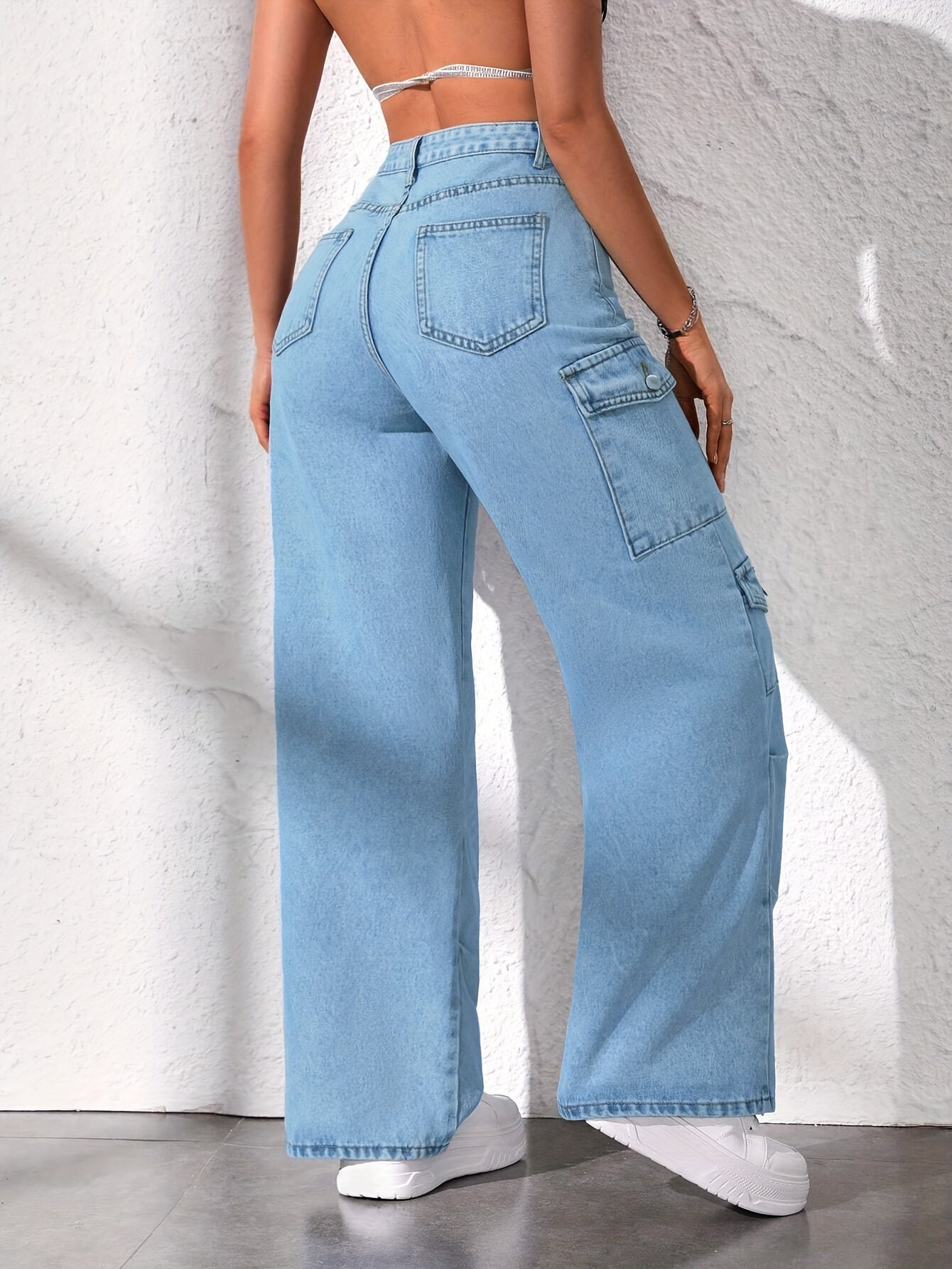 Jean cargo taille haute pour femme avec poches multiples - Denim stretch bleu clair délavé, coupe ample, jambes larges