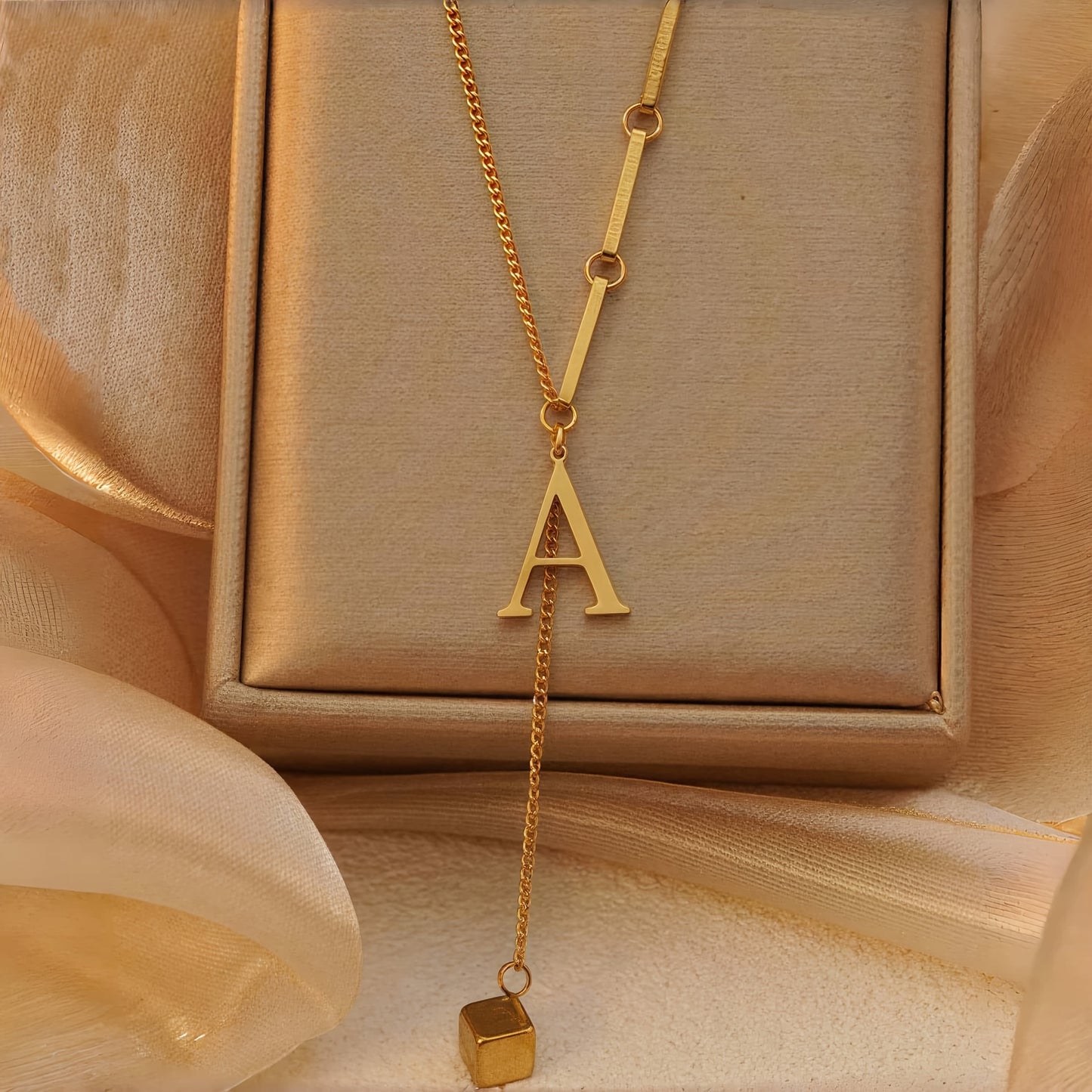 Collier Tendance à Pampilles avec 26 Lettres pour Femme – Pendentif en Acier Inoxydable Plaqué Or 18K, Design en Forme de Y avec Grelots Élégants, Idéal pour le Port Quotidien et comme Cadeau Raffiné