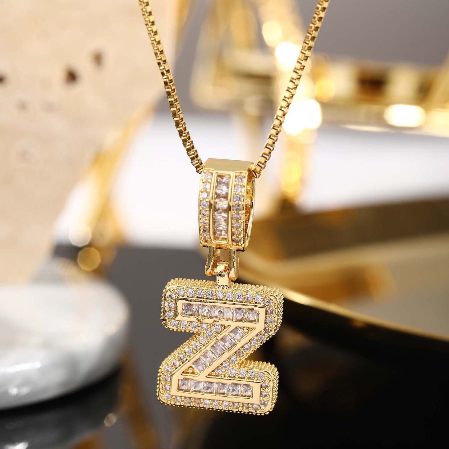 Collier femme style hip-hop avec pendentif lettre, cuivre plaqué or 18K et zirconia synthétique, chaîne plaquée or 18K, bijou élégant pour usage quotidien ou occasions spéciales