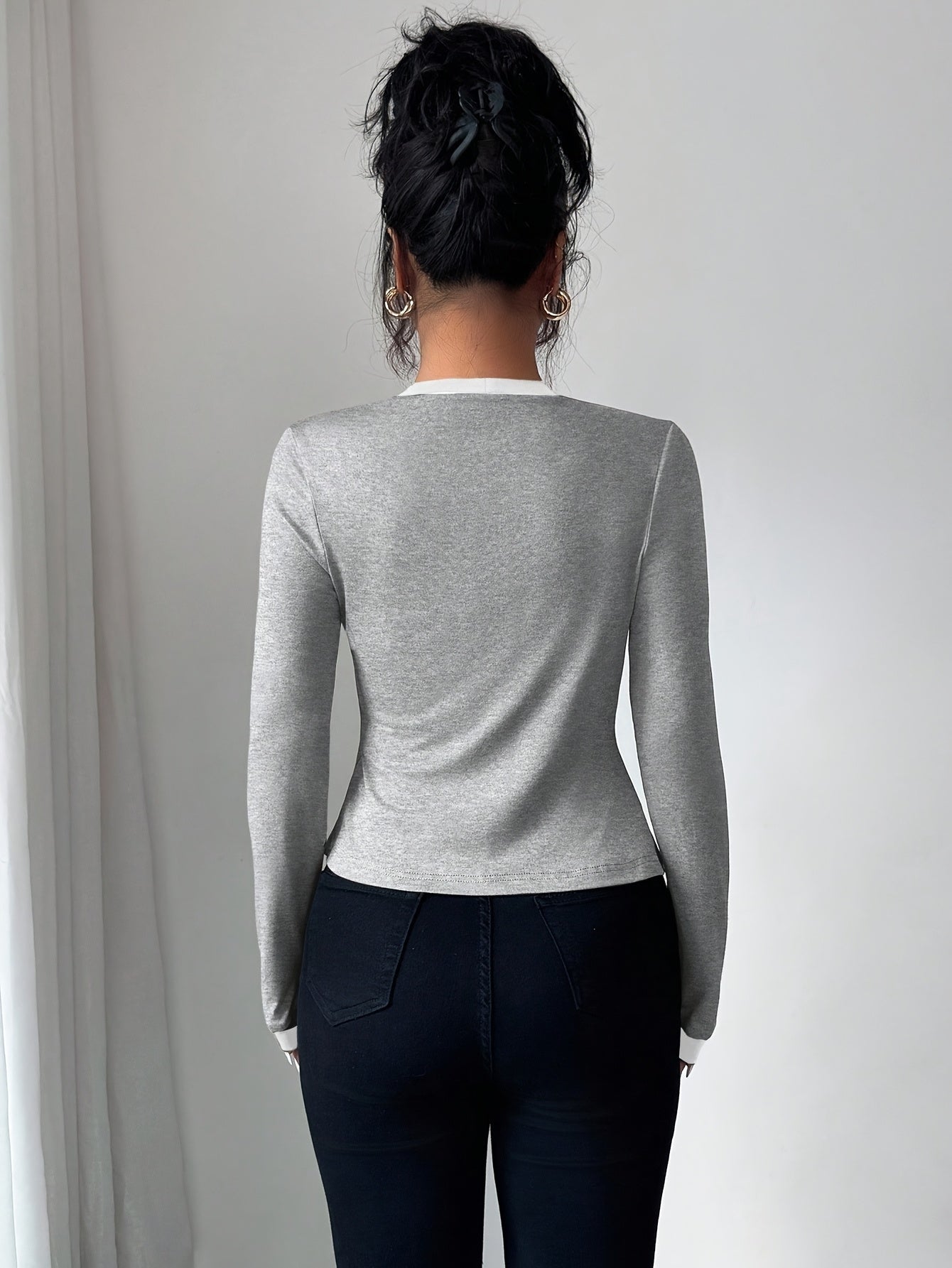 Chemisier bicolore élégant pour femmes, col carré, manches longues, style polyvalent toutes saisons, tenue décontractée ou formelle