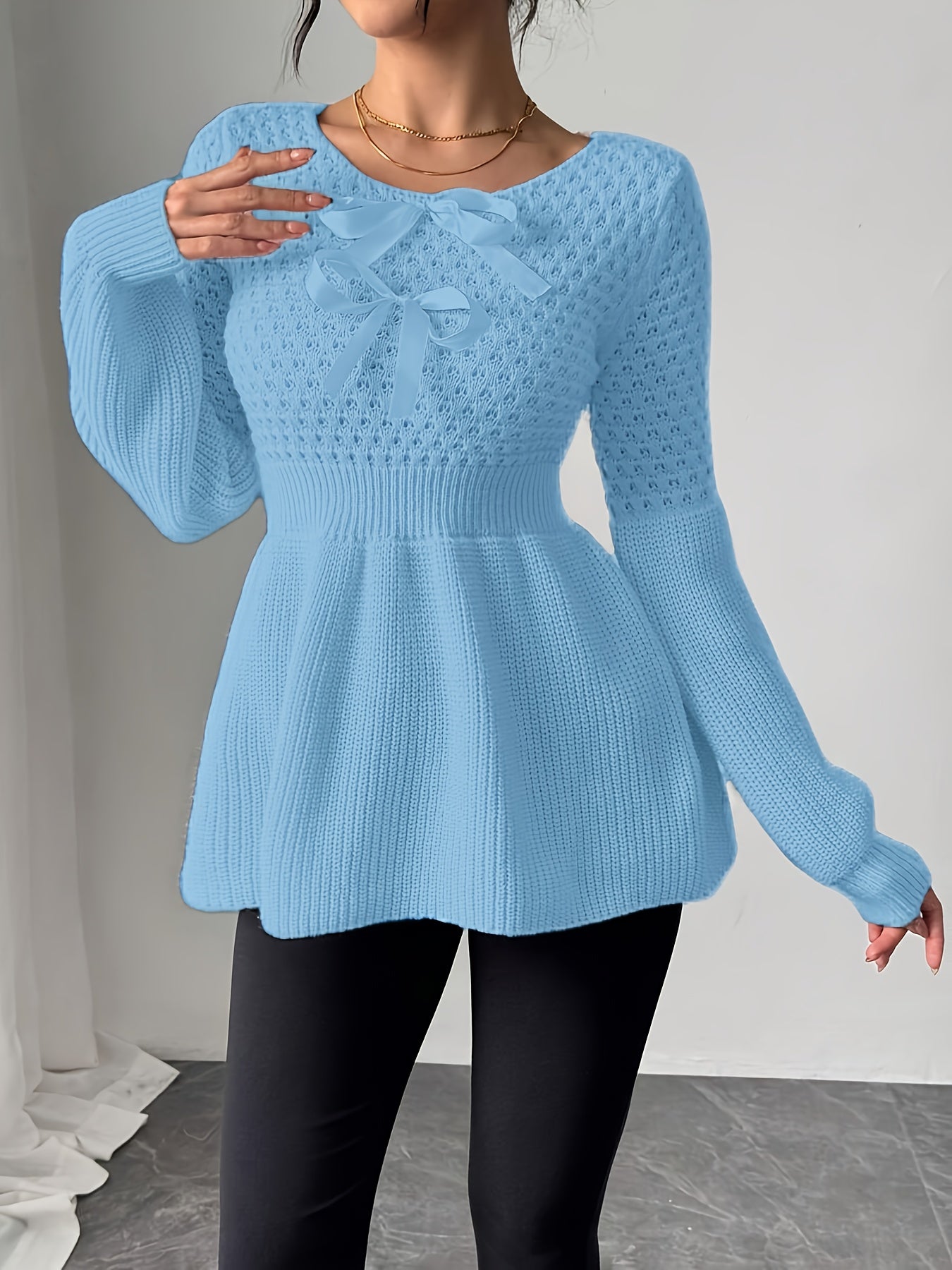 Pull élégant pour femmes – Bleu clair, manches longues, col rond, nœud décoratif, ourlet plissé, tissu stretch doux, automne/hiver, casual et formel