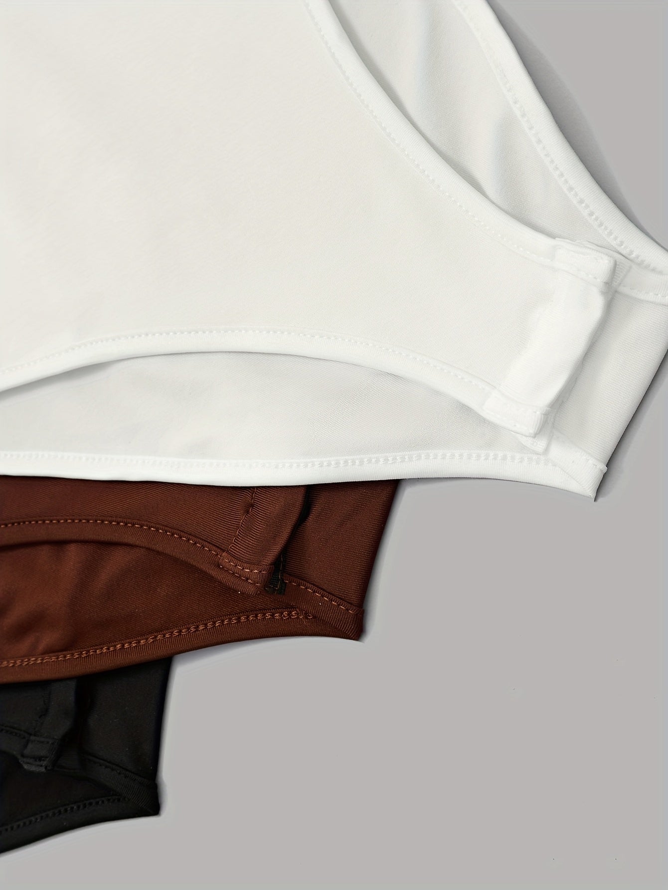 Lot de 3 hauts femme à col montant, manches longues, coupe slim, tissu extensible, semi-transparent, essentiels pour superposition, coloris noir, marron et blanc, style polyvalent et minimaliste, confortable à porter