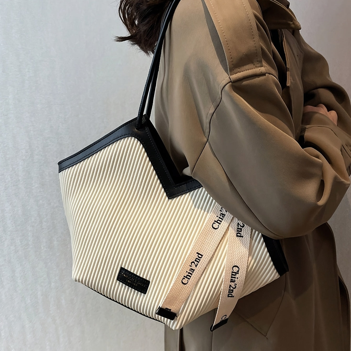 Sac cabas femme élégant blanc à détails noirs – design structuré à rayures embossées, anses doubles, foulard décoratif et fermeture zippée, idéal pour le travail, le shopping ou les voyages.