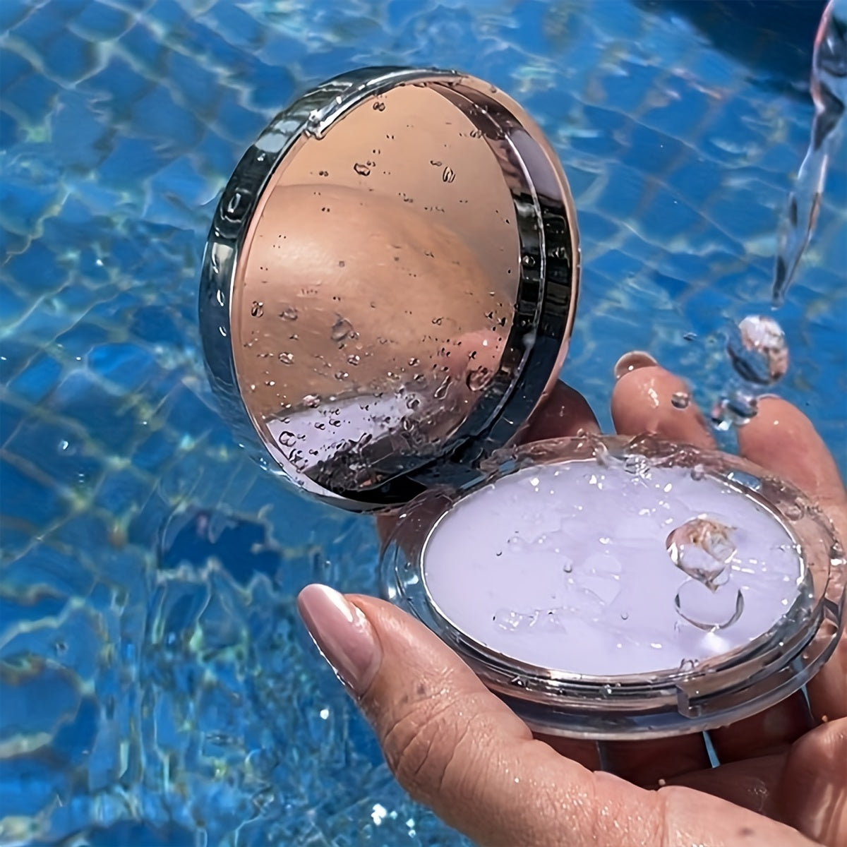 Poudre légère et transparente qui contrôle le sébum, minimise les pores, est résistante à l'eau, longue tenue et offre une couvrance optimale