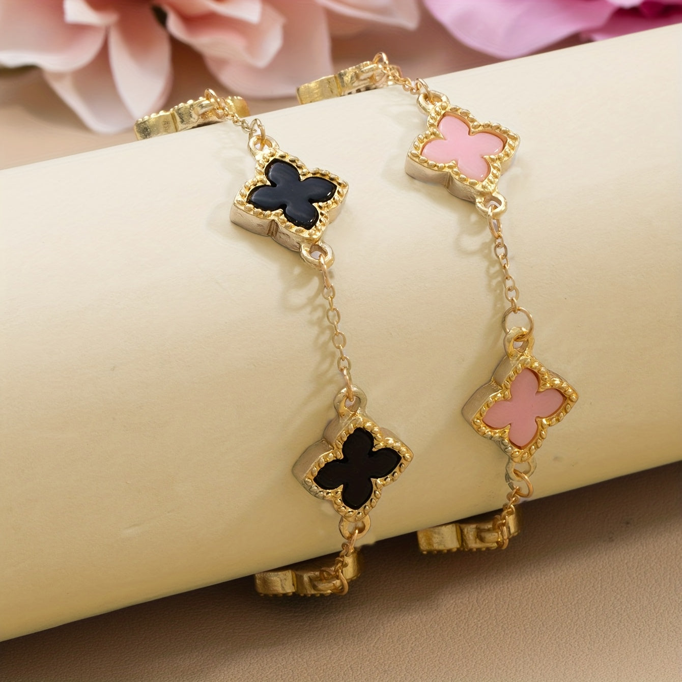 Lot de 2 Bracelets Chanceux Trèfle – Simples et Stylés, Accompagnés de Bracelets Multi-Couches Blanc et Noir, Idéal pour le Quotidien, Cérémonies de Remise de Diplômes, Rentrée Scolaire, Saint-Valentin, Fête des Mères et Cadeaux