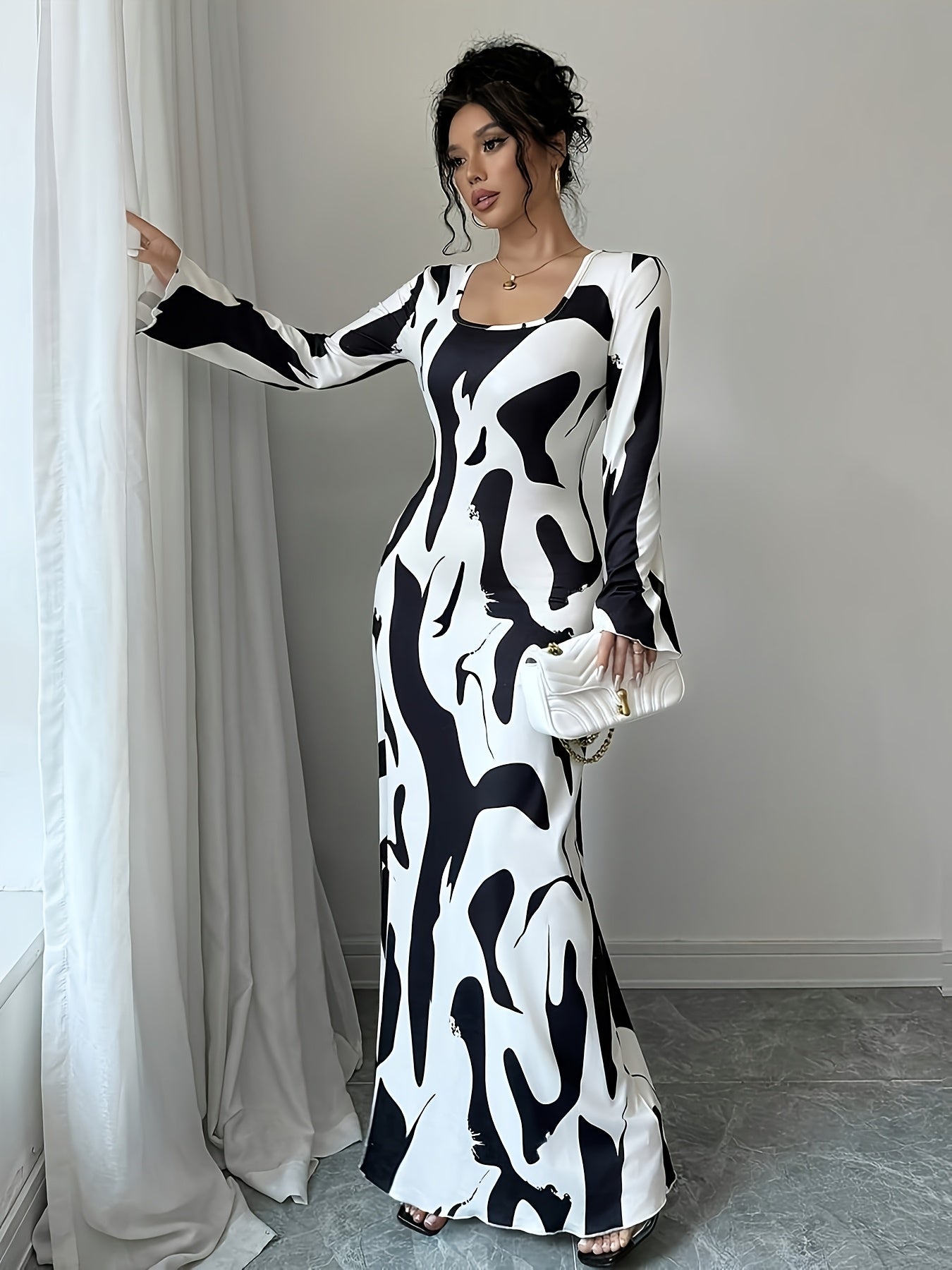 Robe longue élégante à imprimé tropical pour femme, manches longues, bretelles croisées, taille cintrée et manches évasées, coloris noir et blanc, parfaite pour printemps, été et automne