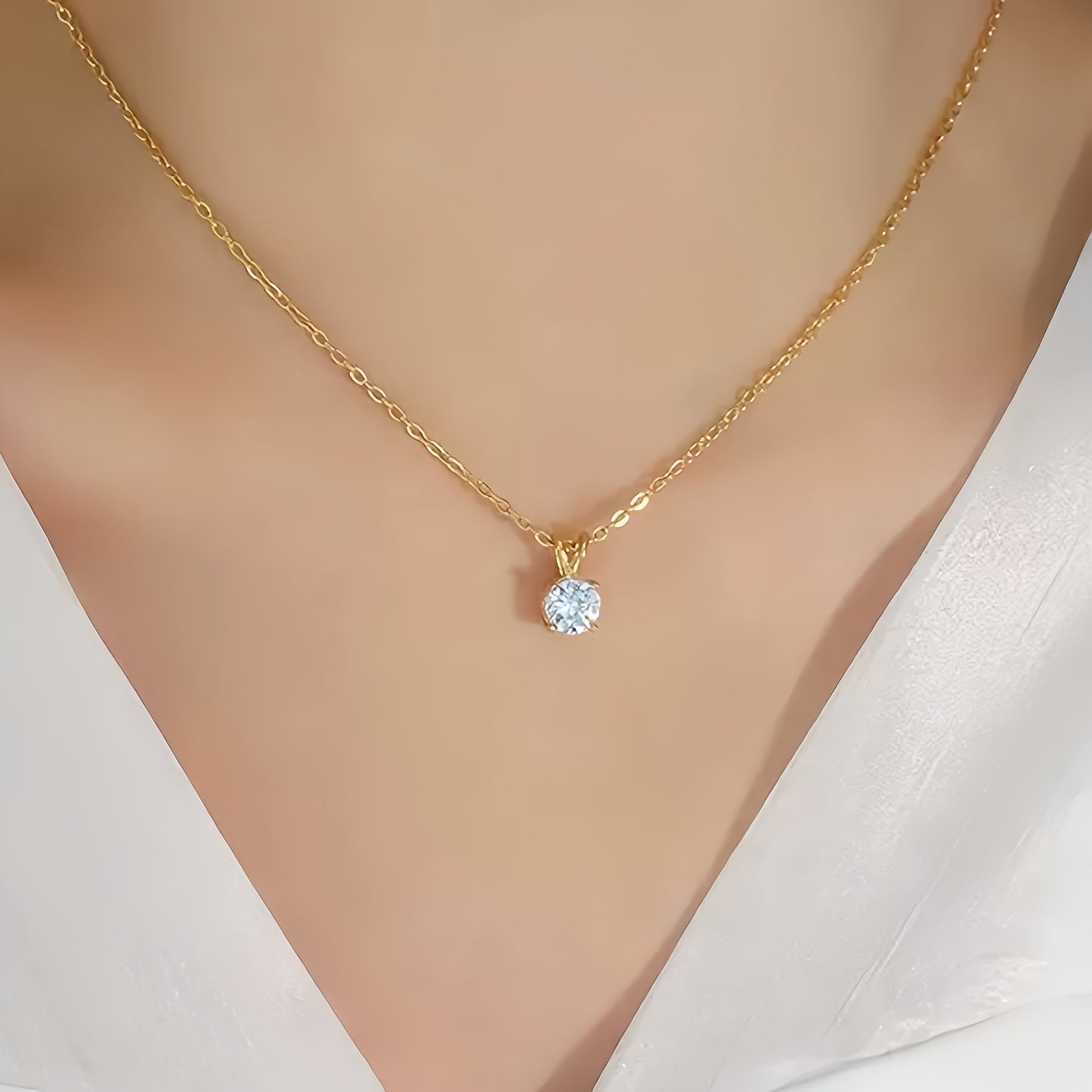 Collier Femme Élégant – Pendentif Strass en Acier Inoxydable Plaqué Or 18K, Hypoallergénique, Idéal Quotidien et Cadeau, Bijou Polyvalent, Minimaliste et Durable