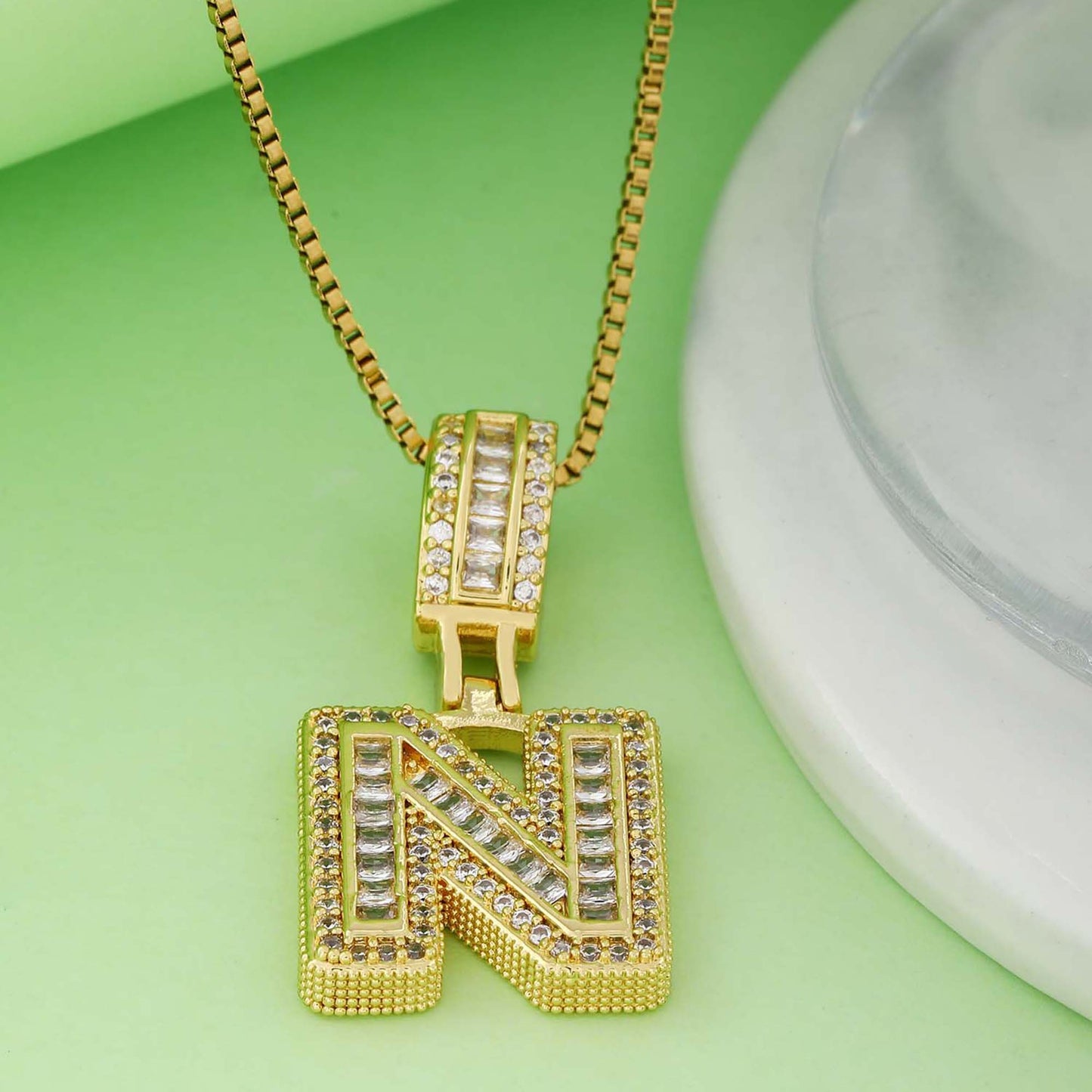 Collier femme style hip-hop avec pendentif lettre, cuivre plaqué or 18K et zirconia synthétique, chaîne plaquée or 18K, bijou élégant pour usage quotidien ou occasions spéciales