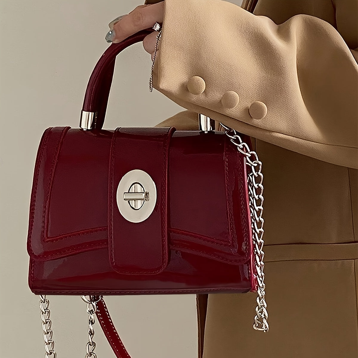 Sac à main femme élégant en similicuir bordeaux à motif crocodile, avec bandoulière ajustable, fermeture à rabat et emblème métallique