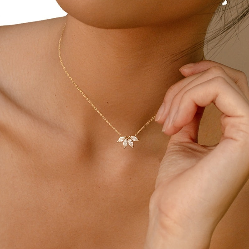 Collier minimaliste femme – pendentif feuille et pétale avec zirconia synthétique, chaîne délicate plaquée or KC, élégant et polyvalent pour usage quotidien et soirées, accessoire de mode toute l’année, fabrication raffinée