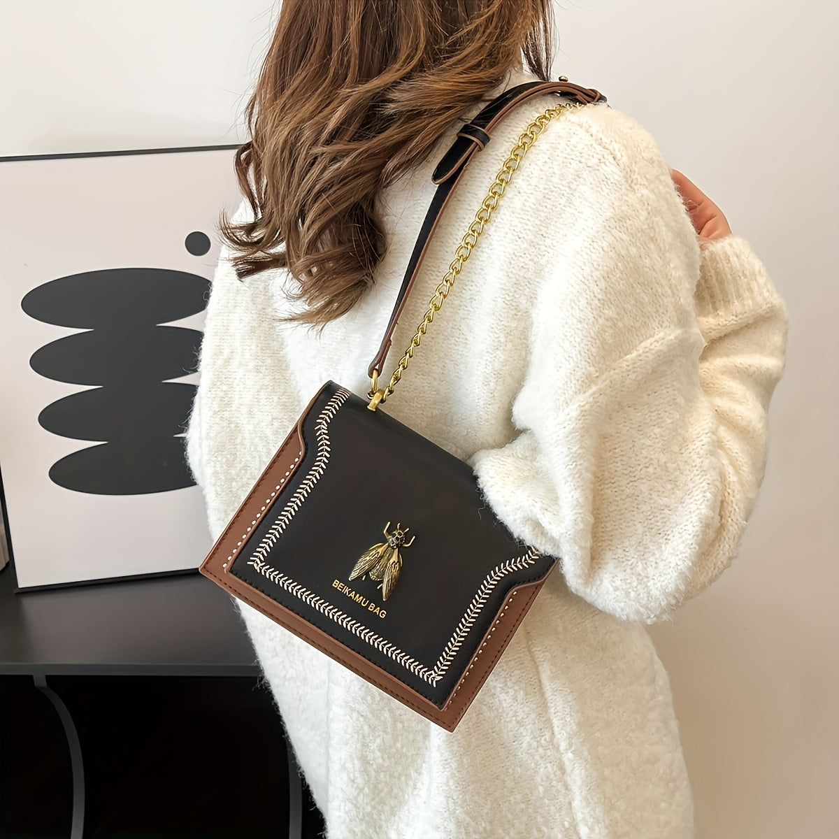 Sac bandoulière femme – fermeture magnétique, synthétique, chaîne, compact, beige/rouge/noir, élégant pour bureau, voyage et soirées