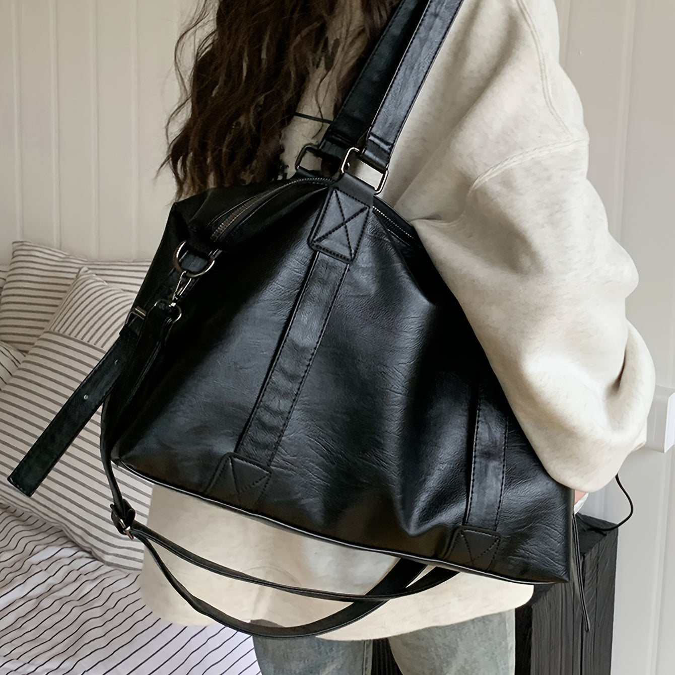 Sac fourre-tout grande capacité noir en PU – bandoulière et crossbody polyvalent, multiples compartiments, sangle réglable, idéal pour voyage et usage quotidien