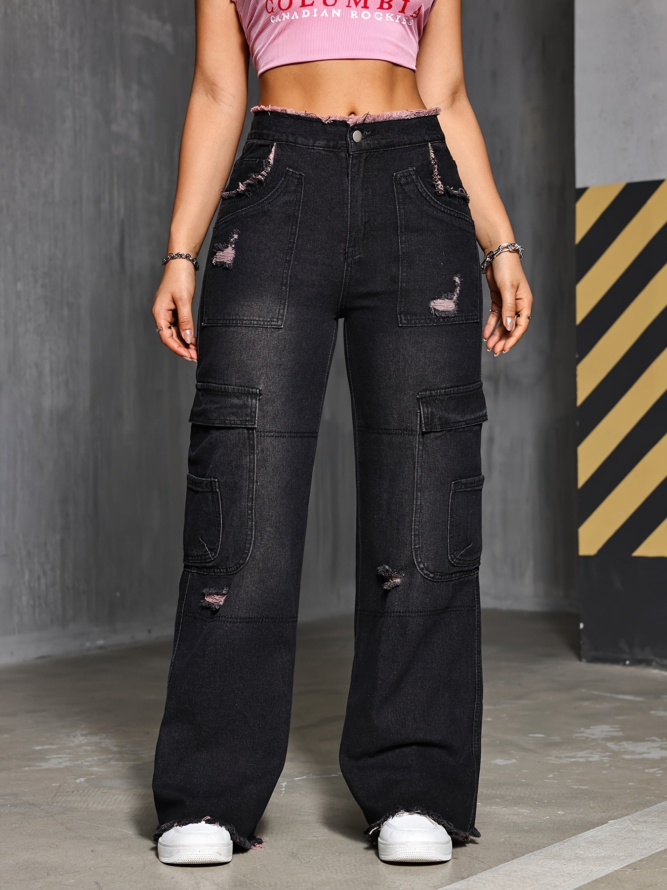 Jean cargo vintage déchiré et usé pour femme, pantalon droit taille haute rétro avec poches, style décontracté idéal pour l'automne