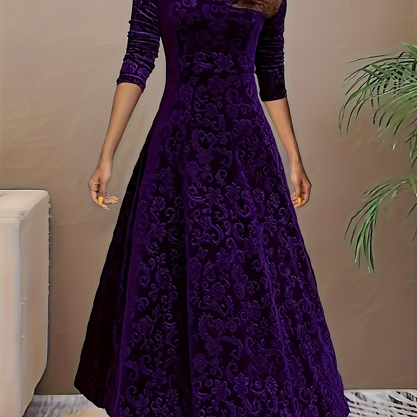 Robe longue en velours à motif floral et manches longues, encolure carrée, idéale pour le Nouvel An. Design élégant