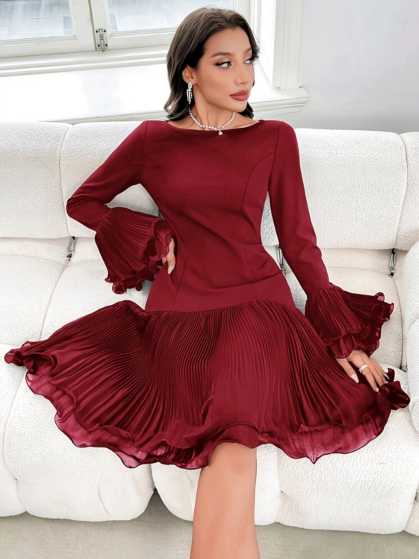 Robe Plissée Slim-Fit avec Ourlet à Volants et Poignets