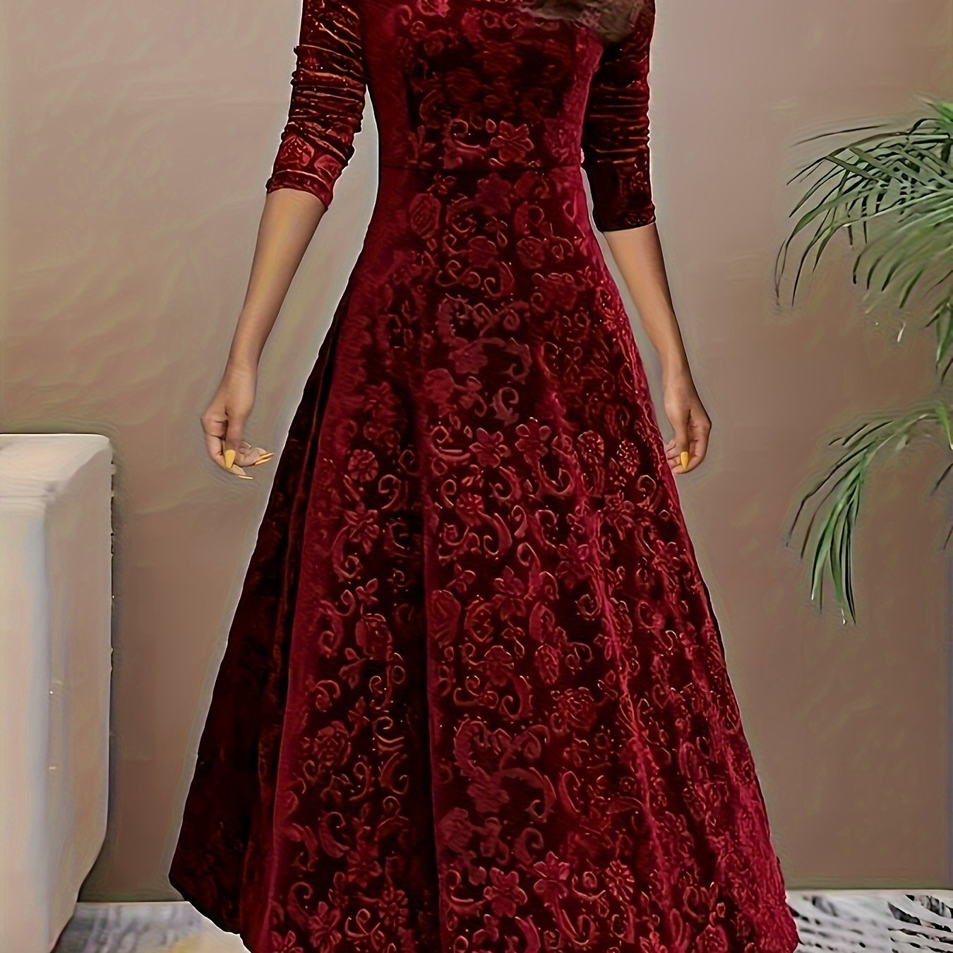 Robe longue en velours à motif floral et manches longues, encolure carrée, idéale pour le Nouvel An. Design élégant