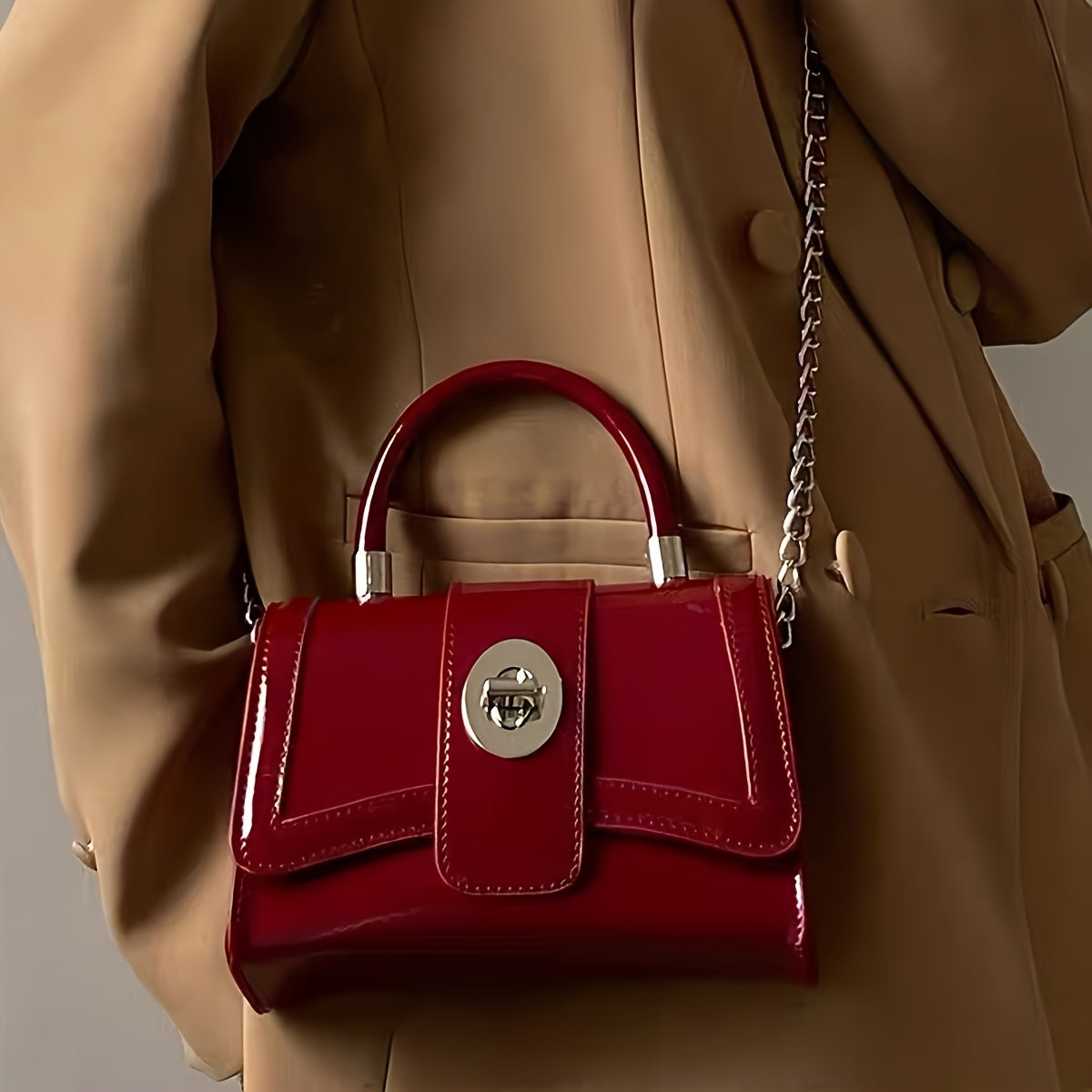 Sac à main femme élégant en similicuir bordeaux à motif crocodile, avec bandoulière ajustable, fermeture à rabat et emblème métallique