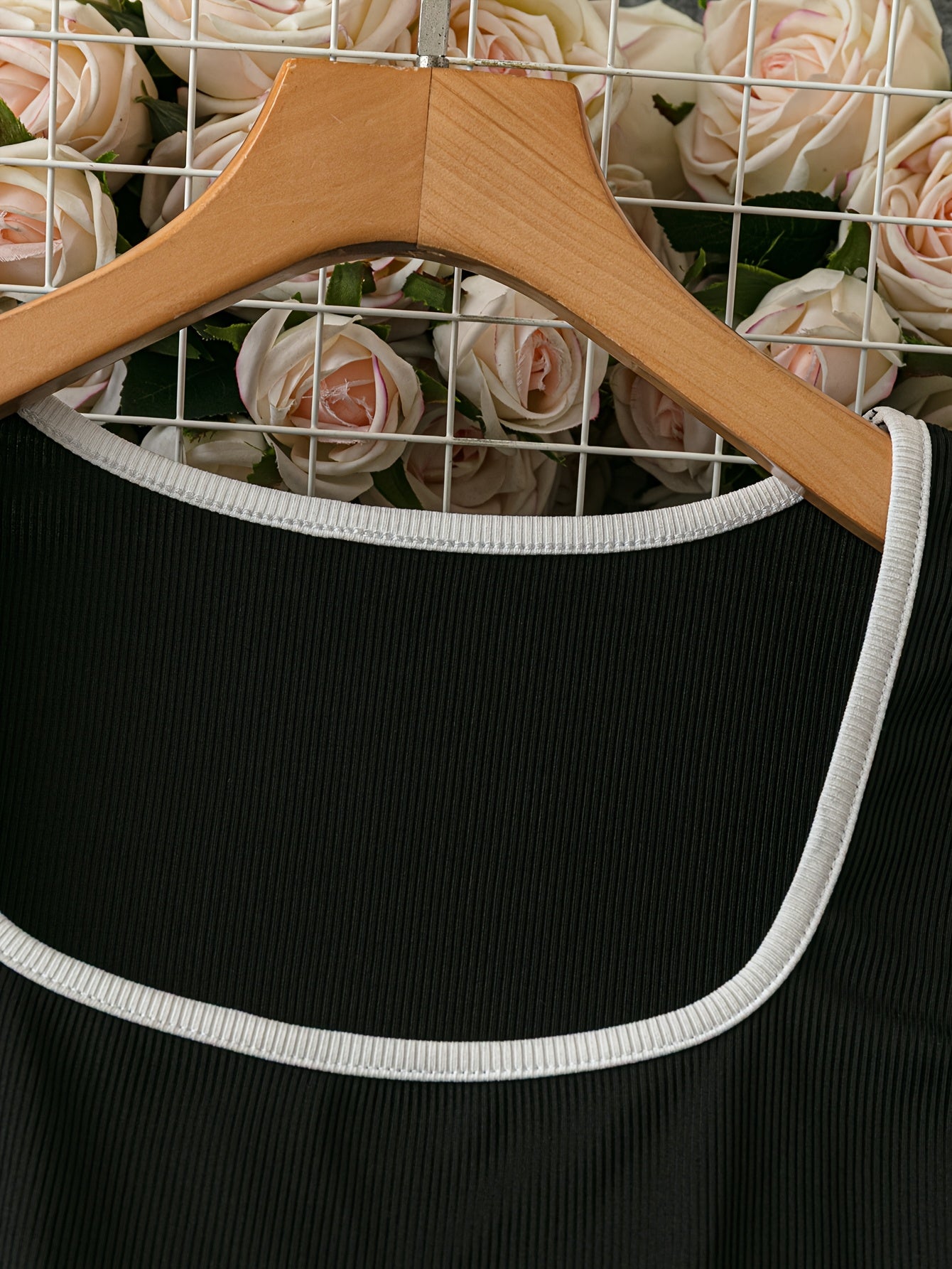 Top débardeur élégant pour femme, manches évasées, col bateau, couleur noire unie, tissu extensible, lavable en machine et nettoyage à sec, polyvalent toutes saisons, style décontracté chic avec buste froncé, coupe confortable