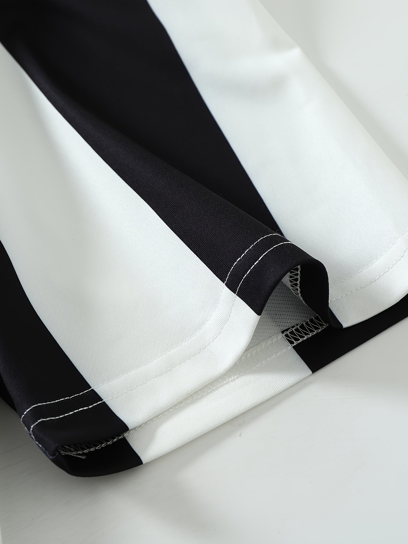 Retro Black and White Striped Men's Short Sleeve Shirt, Casual Loose Fit T-Shirt for Men