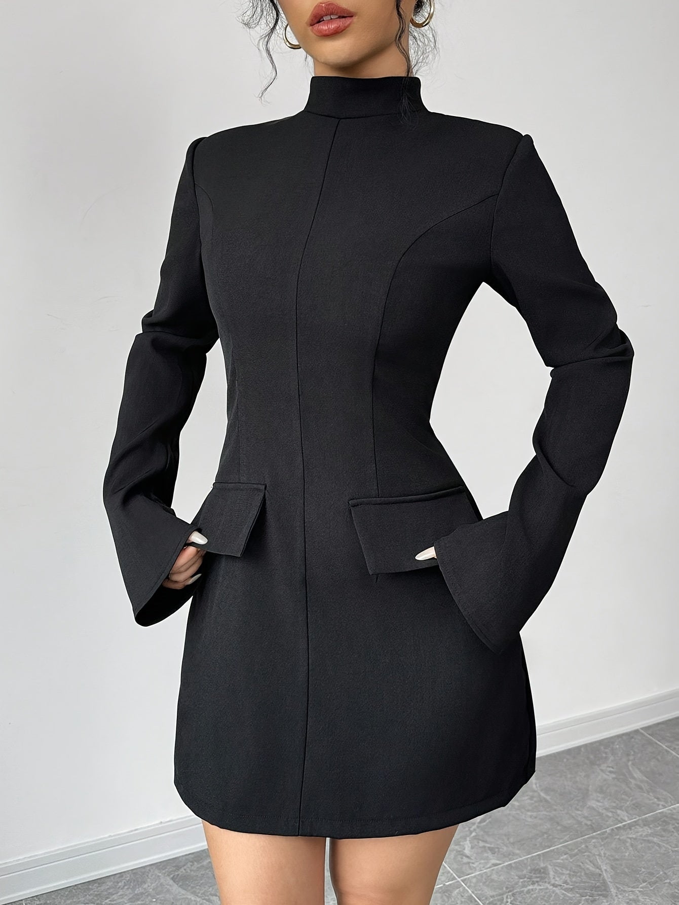 Robe courte élégante à col droit, manches longues trompette