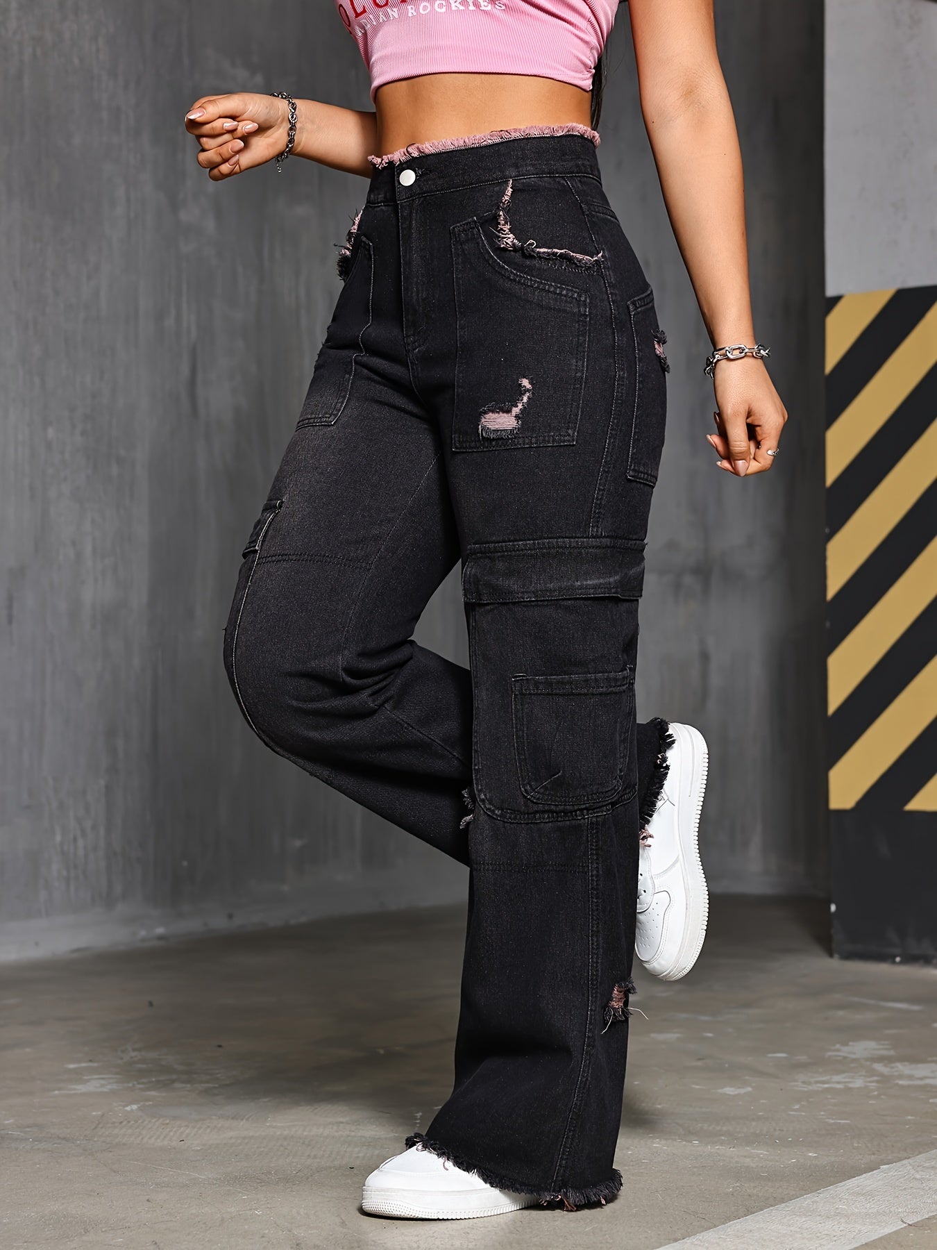 Jean cargo vintage déchiré et usé pour femme, pantalon droit taille haute rétro avec poches, style décontracté idéal pour l'automne