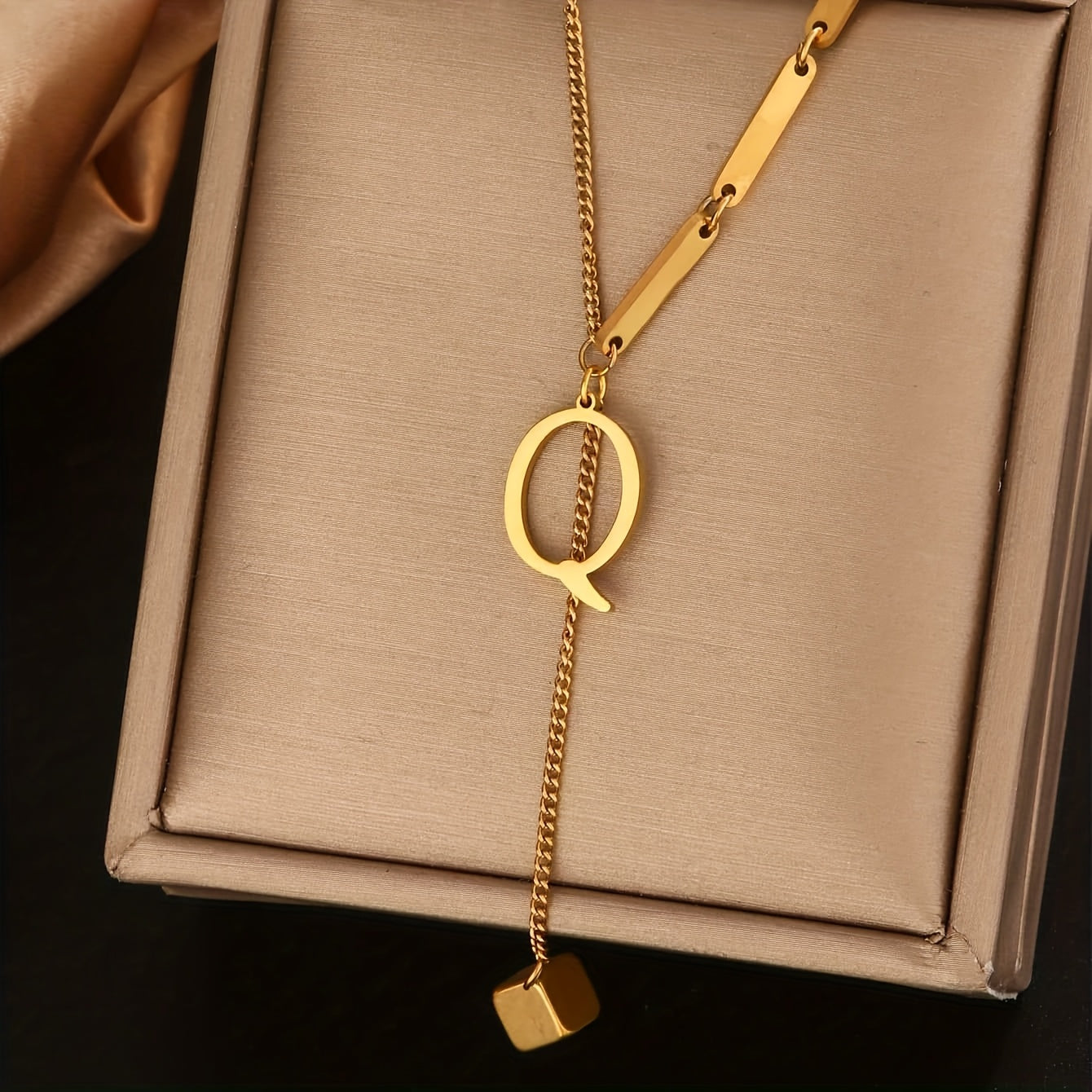 Collier Tendance à Pampilles avec 26 Lettres pour Femme – Pendentif en Acier Inoxydable Plaqué Or 18K, Design en Forme de Y avec Grelots Élégants, Idéal pour le Port Quotidien et comme Cadeau Raffiné