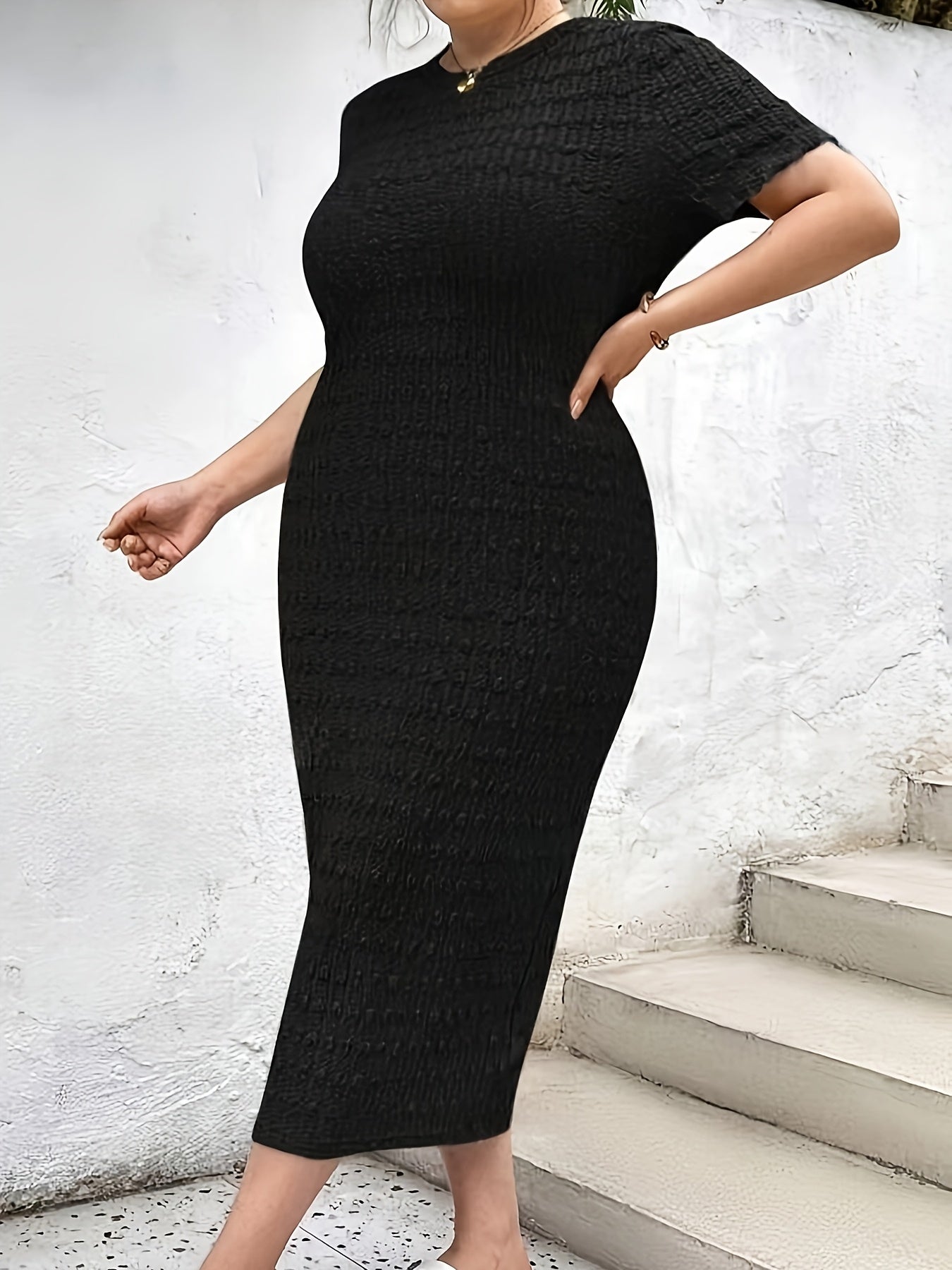 Robe élégante femme slim – ourlet évasé, manches courtes, col rond, noire unie, lavable à la main, polyvalente toutes saisons pour occasions décontractées et formelles