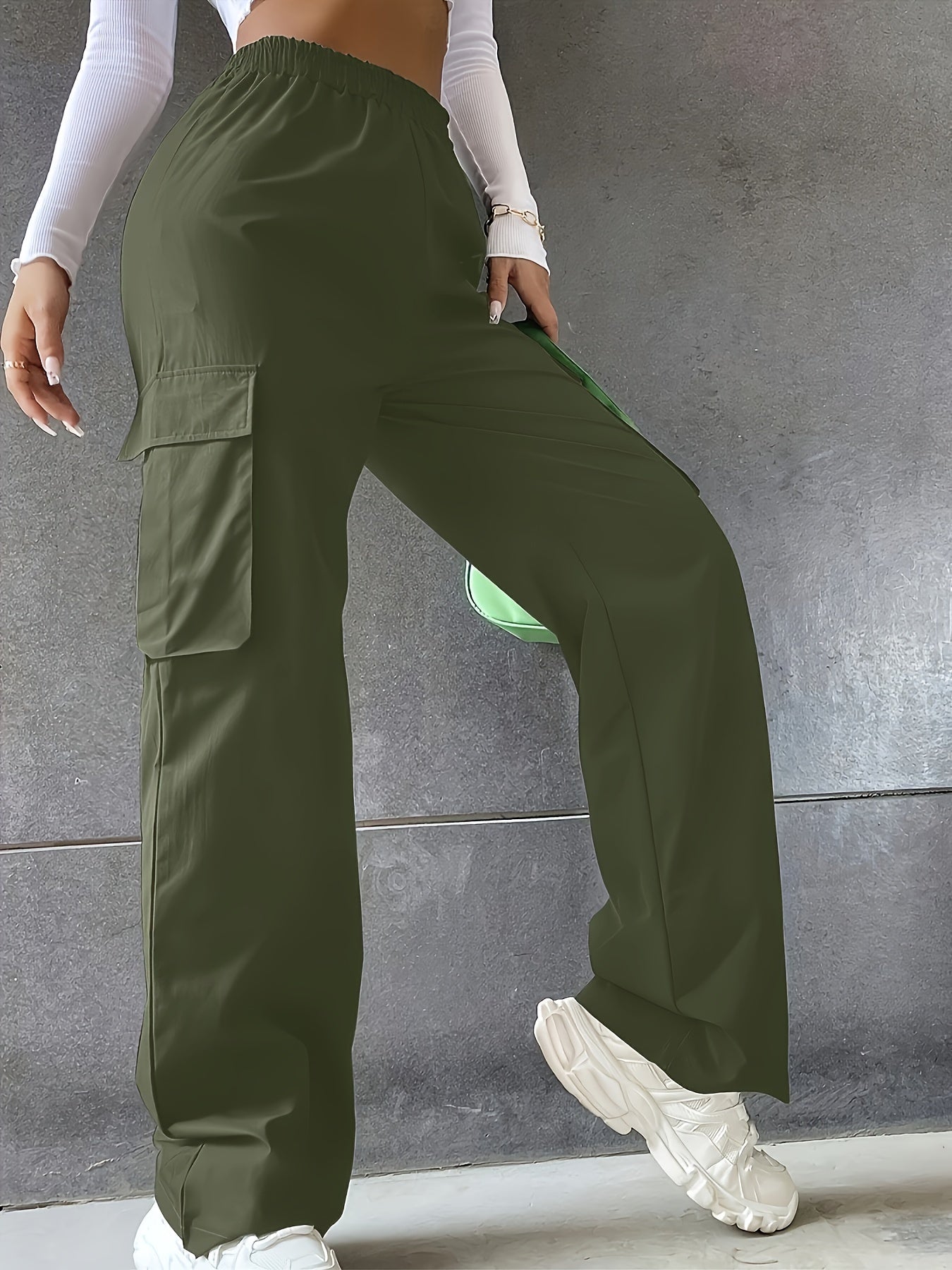 Ensemble deux pièces : salopette noire et vert militaire tendance et polyvalente avec grandes poches