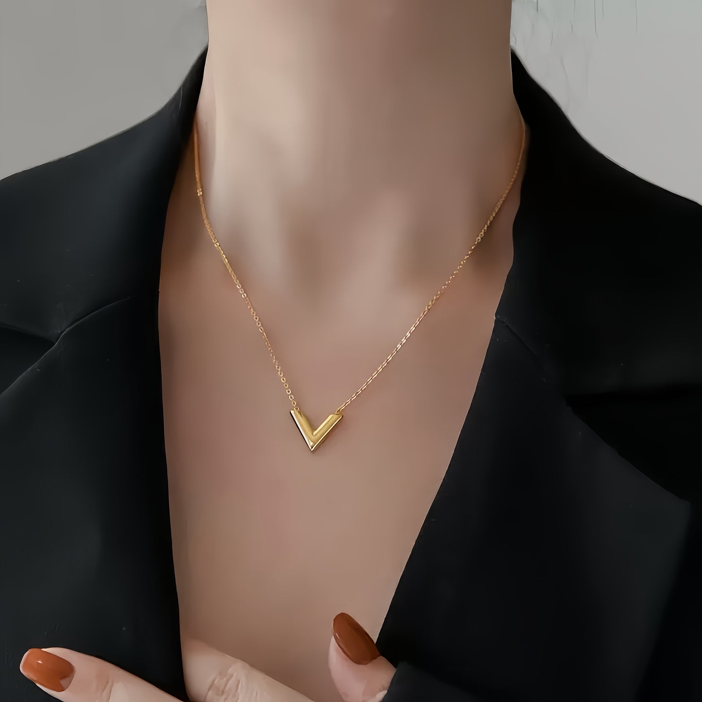 Collier Femme Minimaliste Élégant – V, Hypoallergénique, Acier Inoxydable Plaqué Or 18K, Chaîne Dorée et Argentée, Idéal Quotidien et Soirées, Cadeau Saint-Valentin