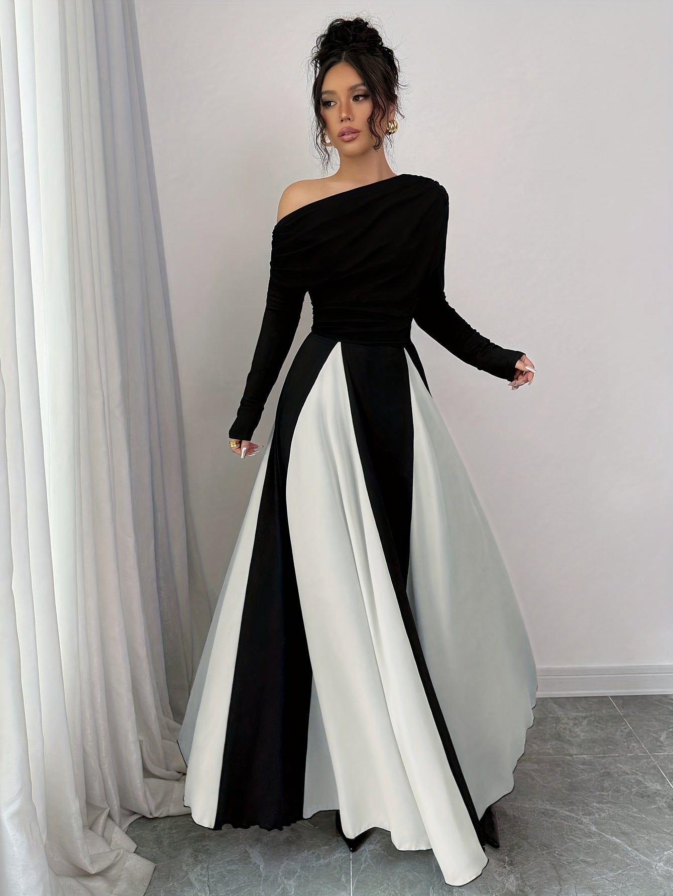 A Stylish And Elegant Long-Sleeve Dress with a Slanted Shoulder, Featuring Fine Ribbing, a Fitted Waist, And a Flared Hem, Perfect for Autumn And Winter.