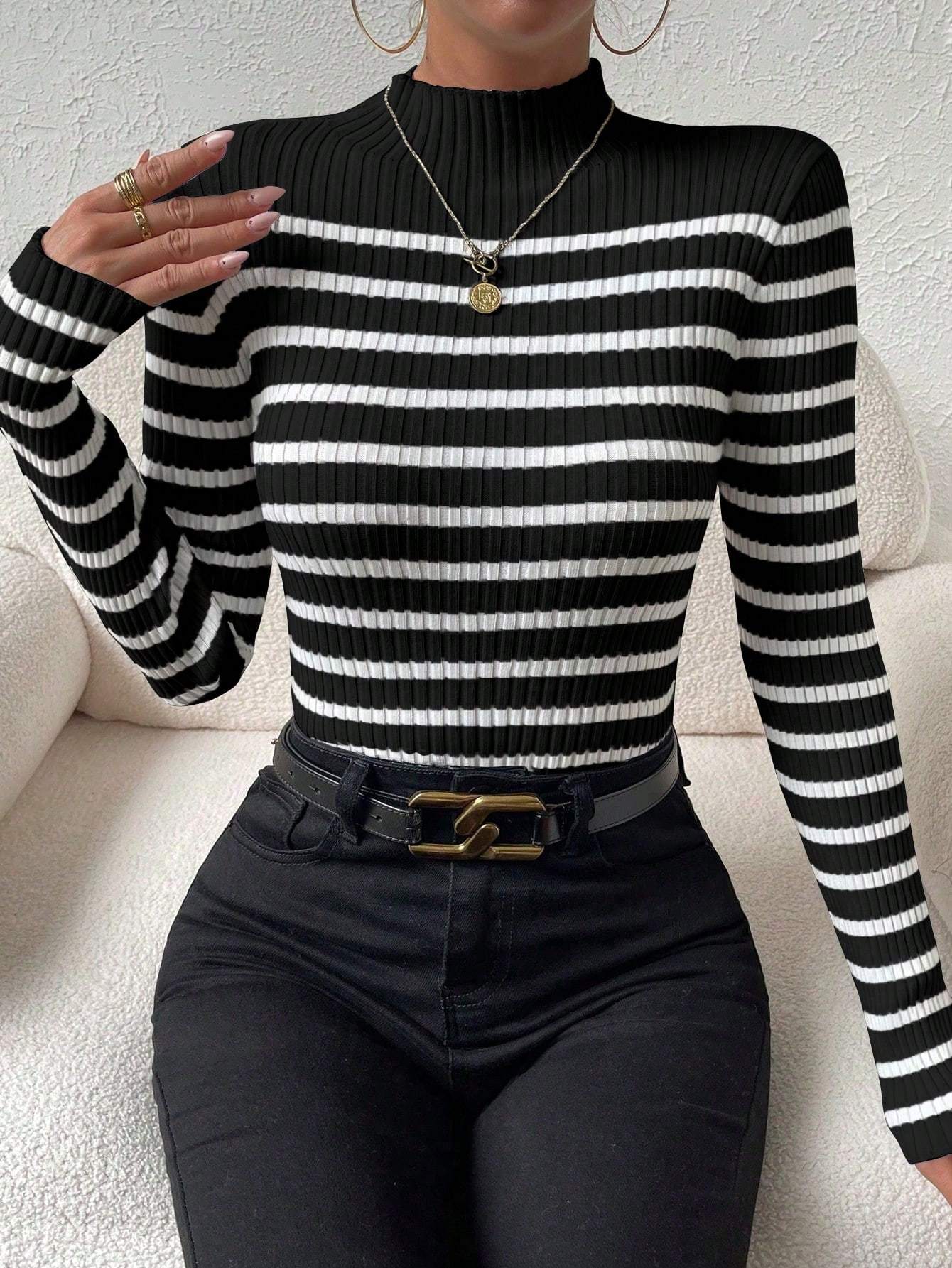 Pull élégant à col montant pour femmes – rayures horizontales noires et blanches, manches longues, coupe régulière, ourlet évasé, polyvalent pour tenue décontractée ou formelle, extensible.