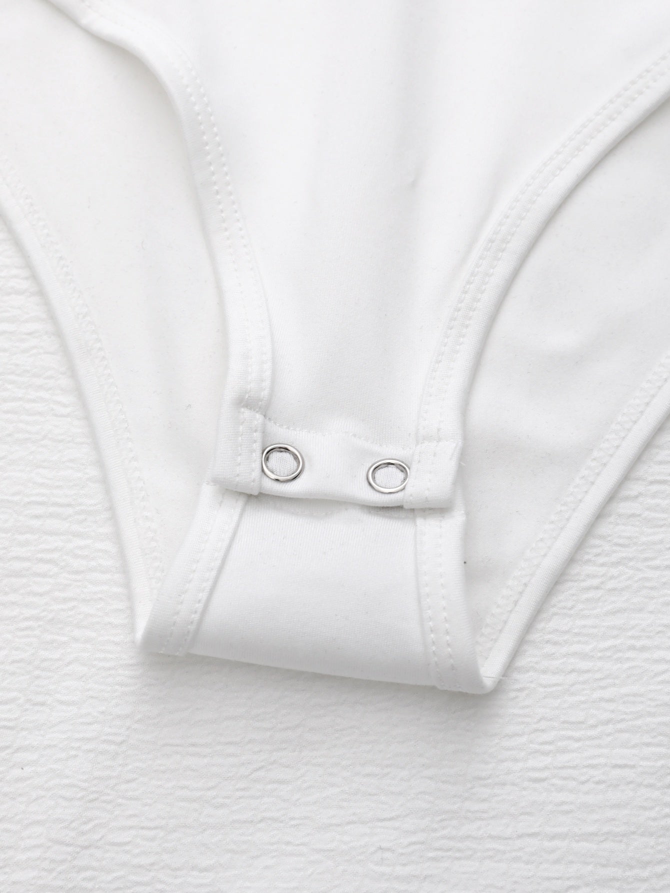 Combinaison moulante femme à manches longues, coupe ajustée avec contrôle du ventre, tissu extensible, couleur noire, col rond, taille haute, idéale pour un look décontracté ou habillé