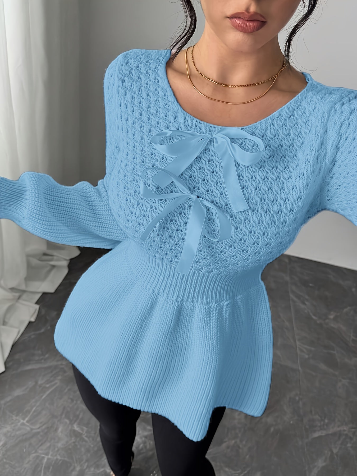 Pull élégant pour femmes – Bleu clair, manches longues, col rond, nœud décoratif, ourlet plissé, tissu stretch doux, automne/hiver, casual et formel