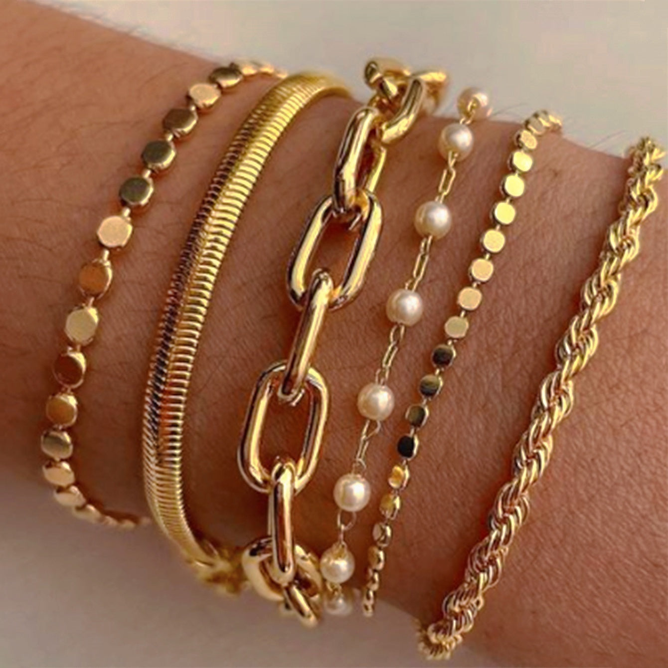 Lot de 6 bracelets vintage femme – métal élégant, éléments multiples, perles imitation, chaîne serpent torsadée, maillon rond, multi-couches empilables, parfait pour vacances, soirées, rendez-vous, cadeaux ou tenue quotidienne