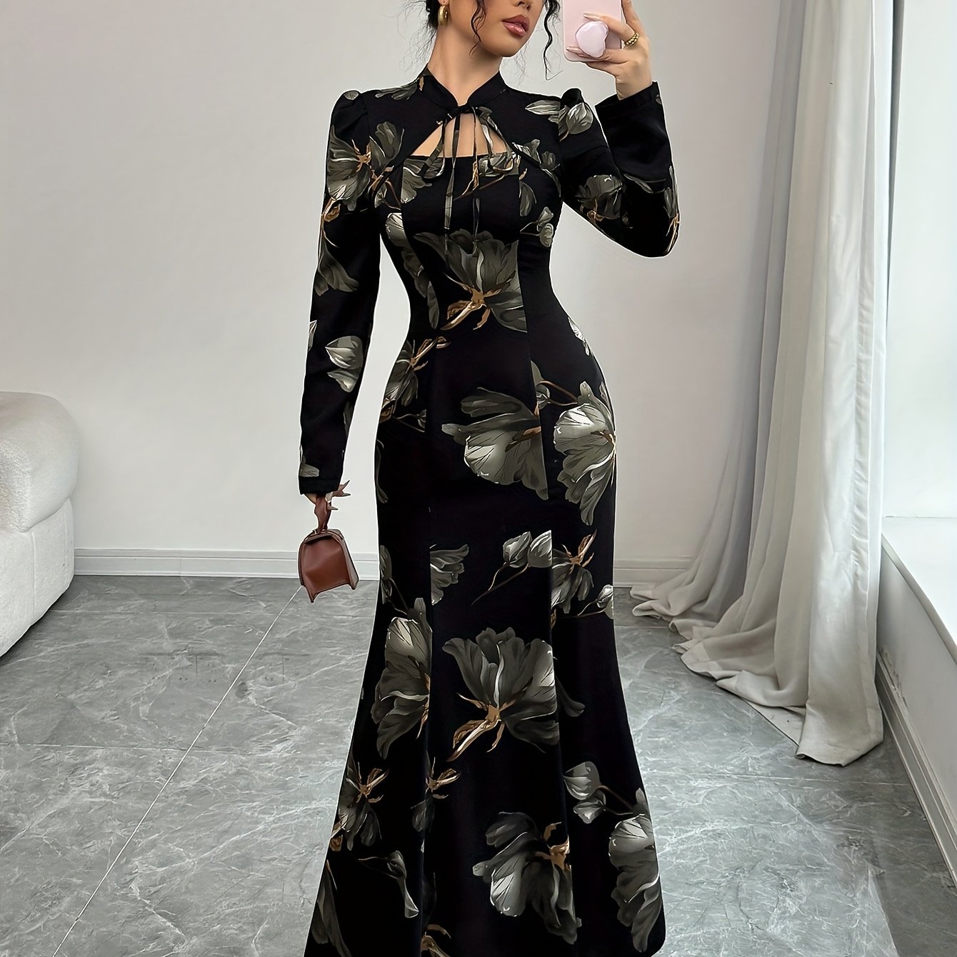 Robe maxi élégante à imprimé floral – manches longues, détail nœud au dos, taille cintrée, ourlet asymétrique, noire avec fleurs bleues, idéale automne/hiver, mode femme adulte, robe fleurie